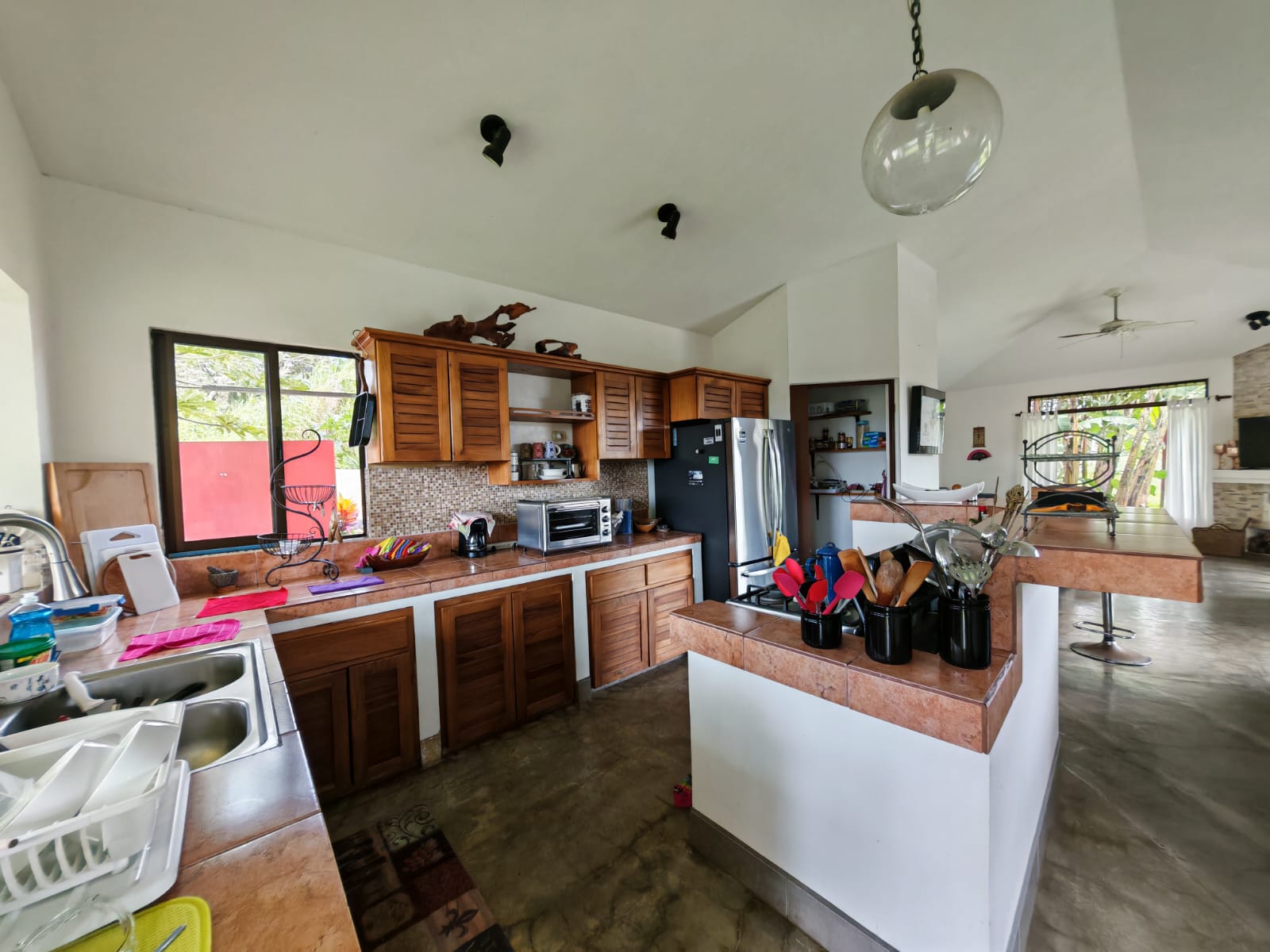 Charming 2BR Home + 1BR Casita on 1,000 m² Lot with Volcano & Lake Views photo 12