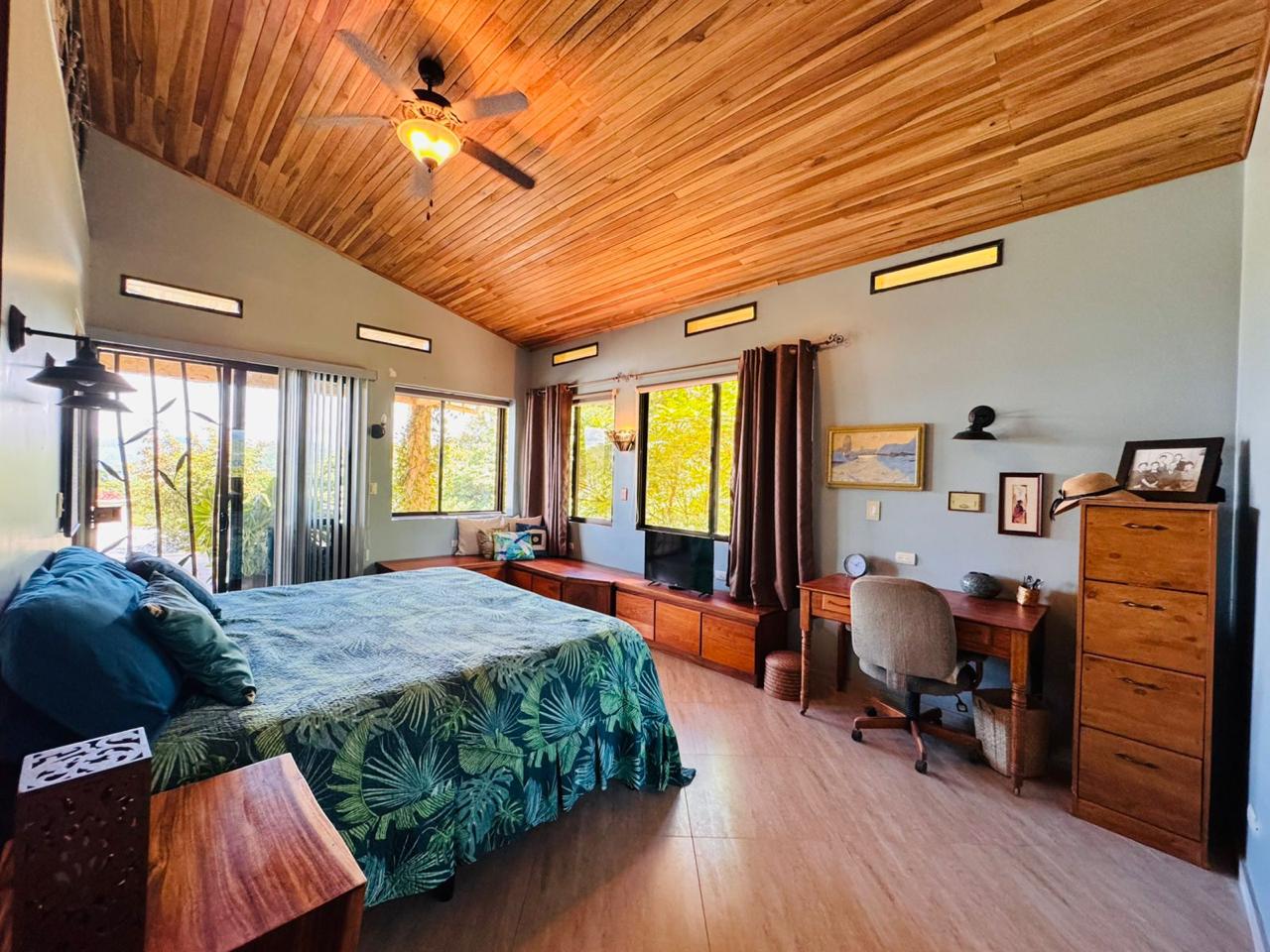 Lake & Volcano View Estate with Pool, Jacuzzi & Apt In El Aguacate photo 13