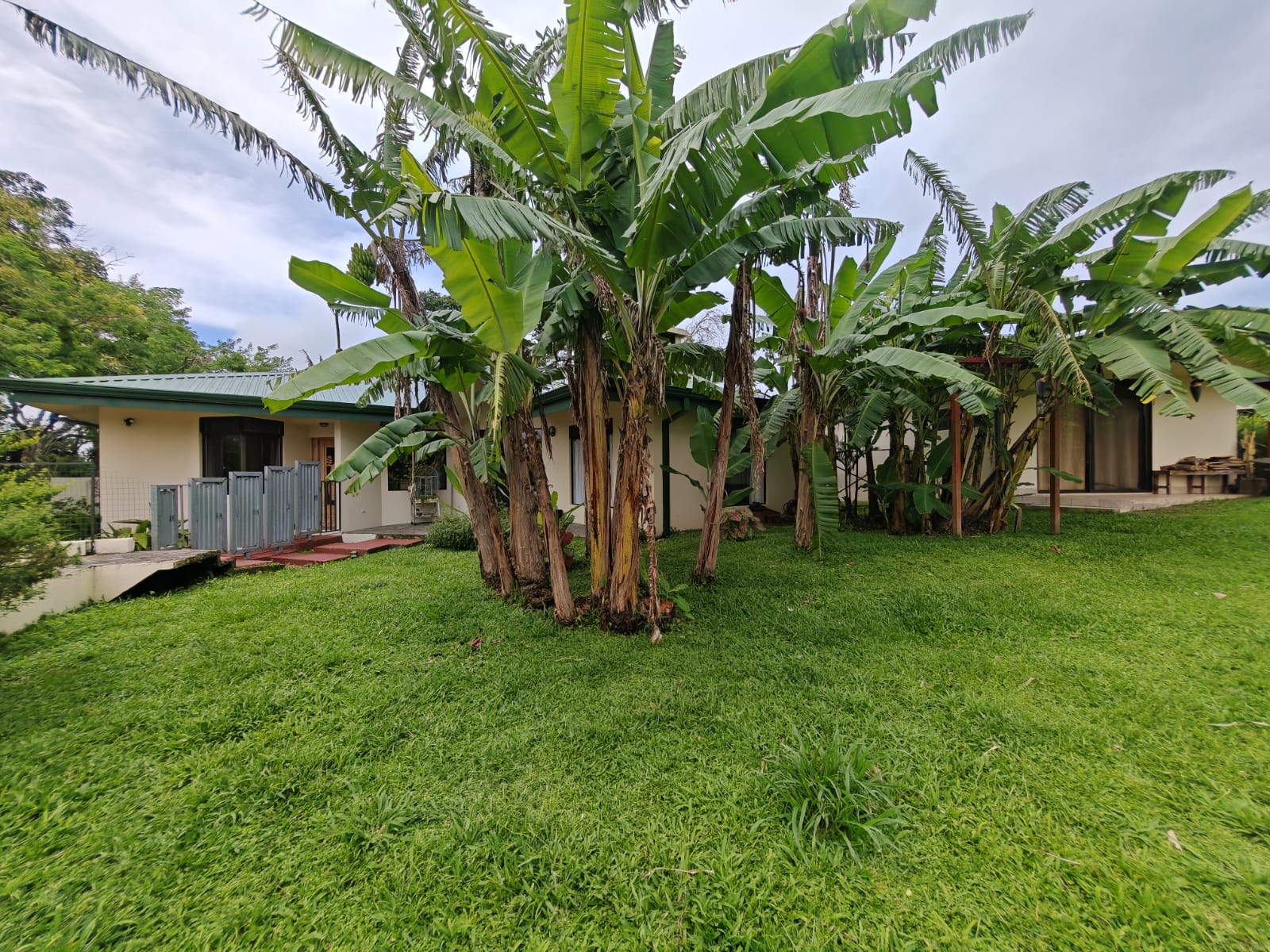 Charming 2BR Home + 1BR Casita on 1,000 m² Lot with Volcano & Lake Views photo 28