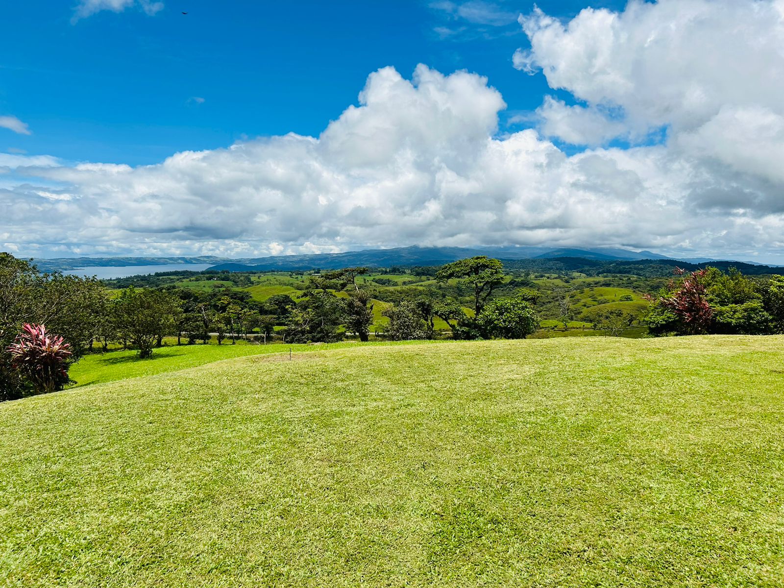 Furnished Loft Home with Jacuzzi and Panoramic Lake & Volcano Views photo 28