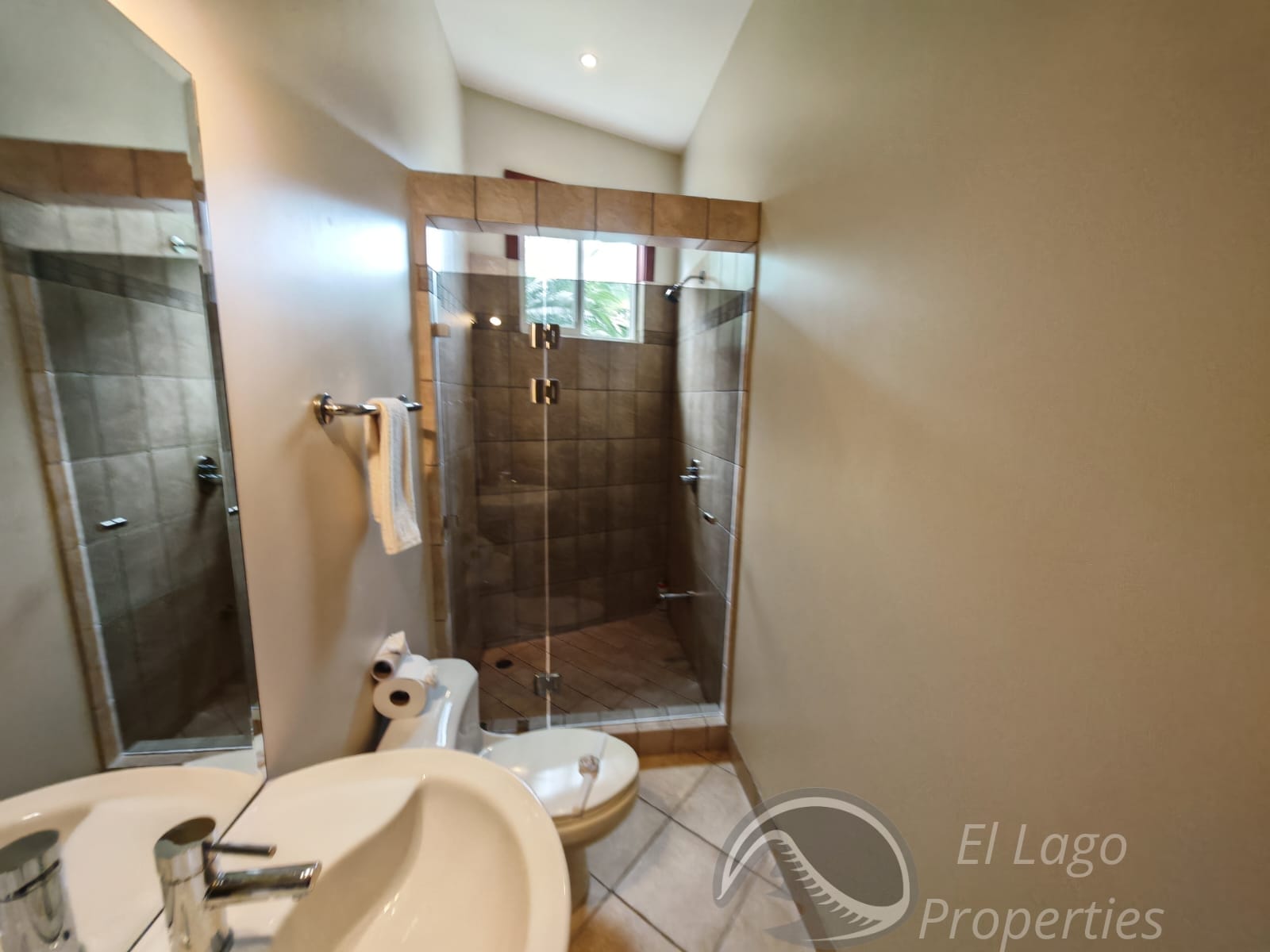 Luxurious Home 4 BD 4 BA With Amazing Lake Views In Nuevo Arenal  photo 16