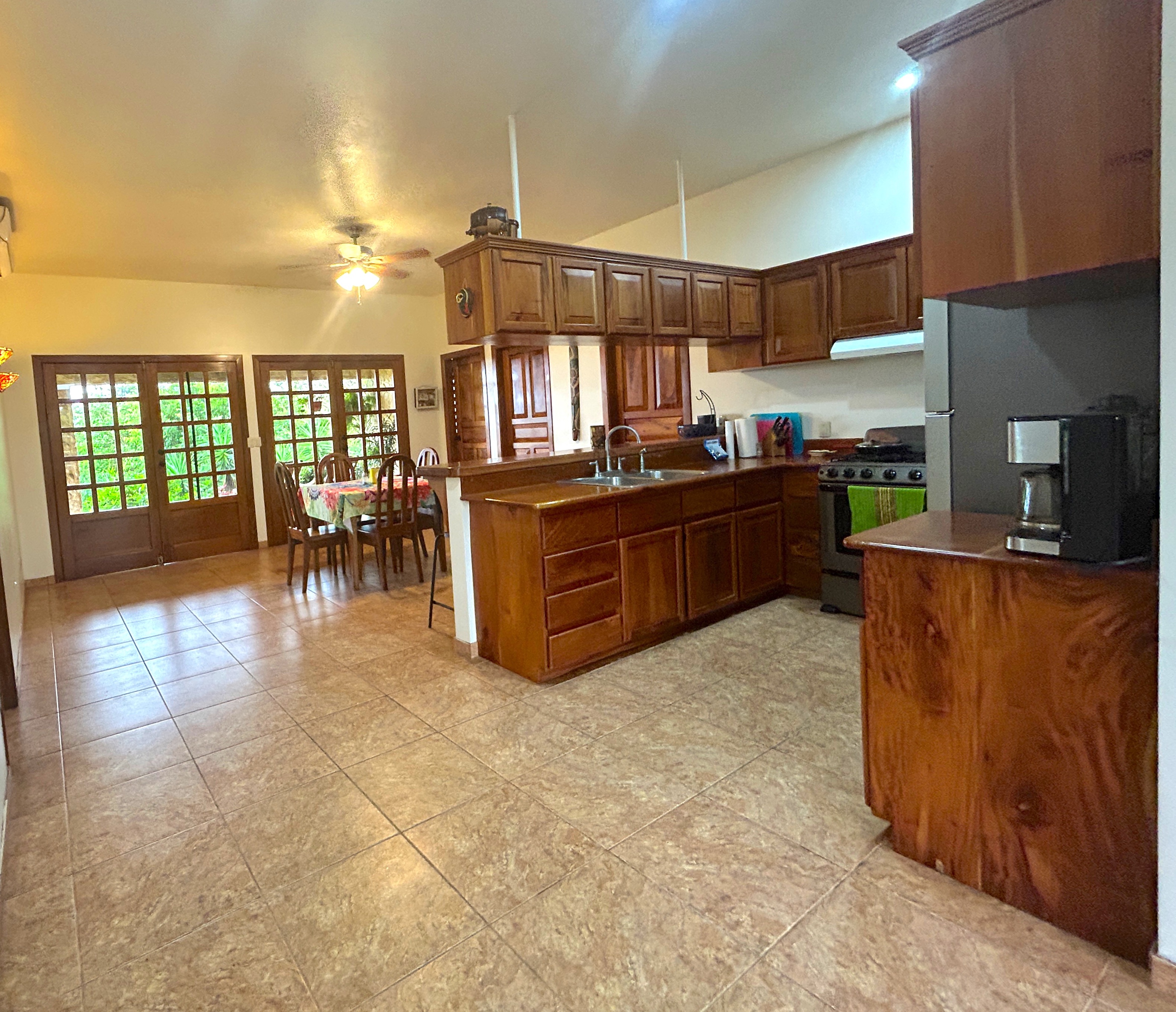 Charming 3-Bedroom Home with Guest House & Stunning Lake Arenal Views  photo 11