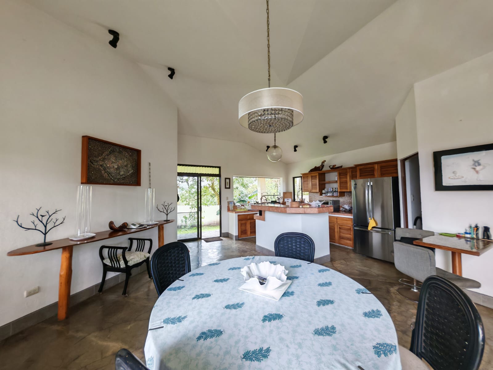 Charming 2BR Home + 1BR Casita on 1,000 m² Lot with Volcano & Lake Views photo 8