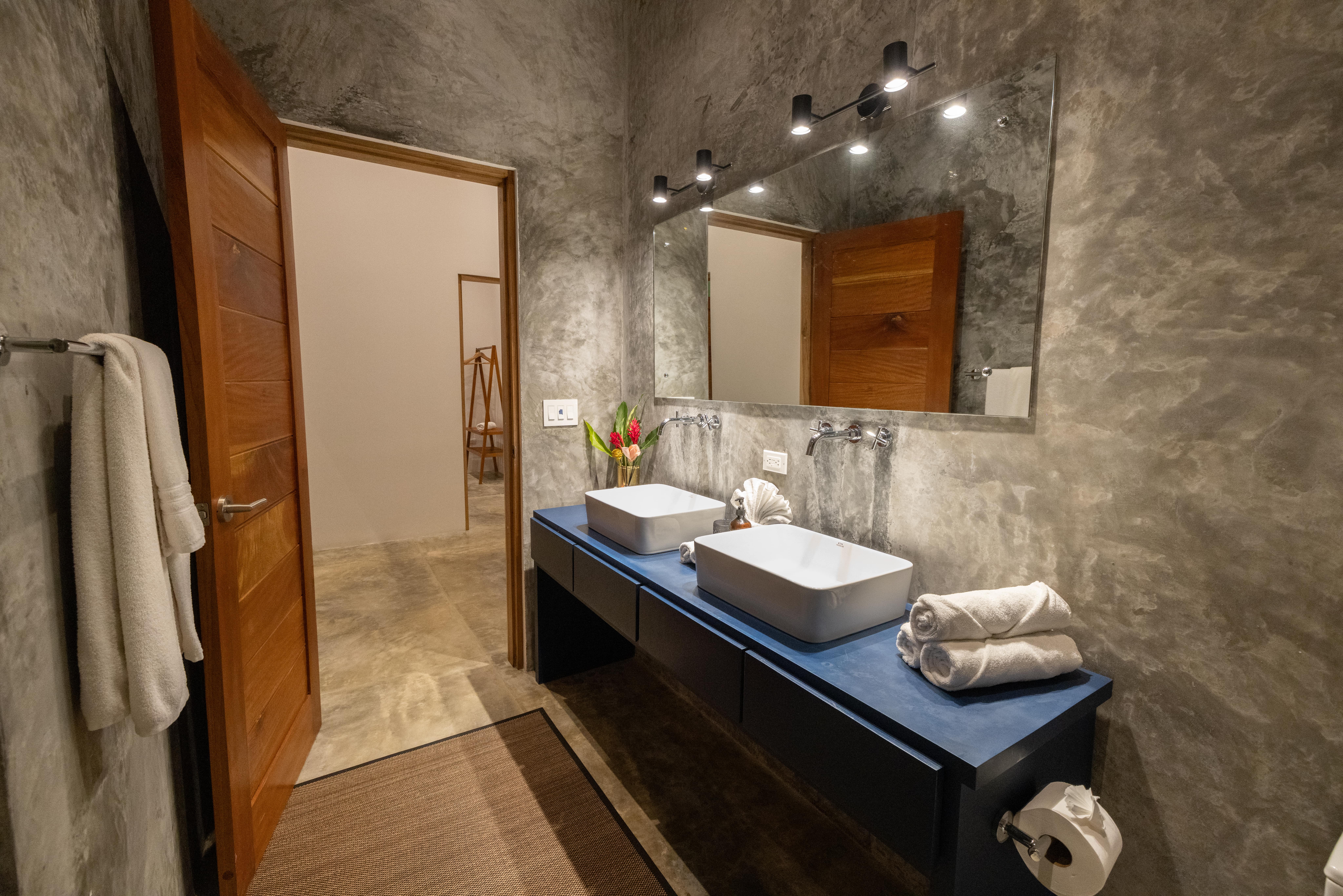 Luxury Home with 4 Bedrooms and Breathtaking Lake & Mountain Views photo 18