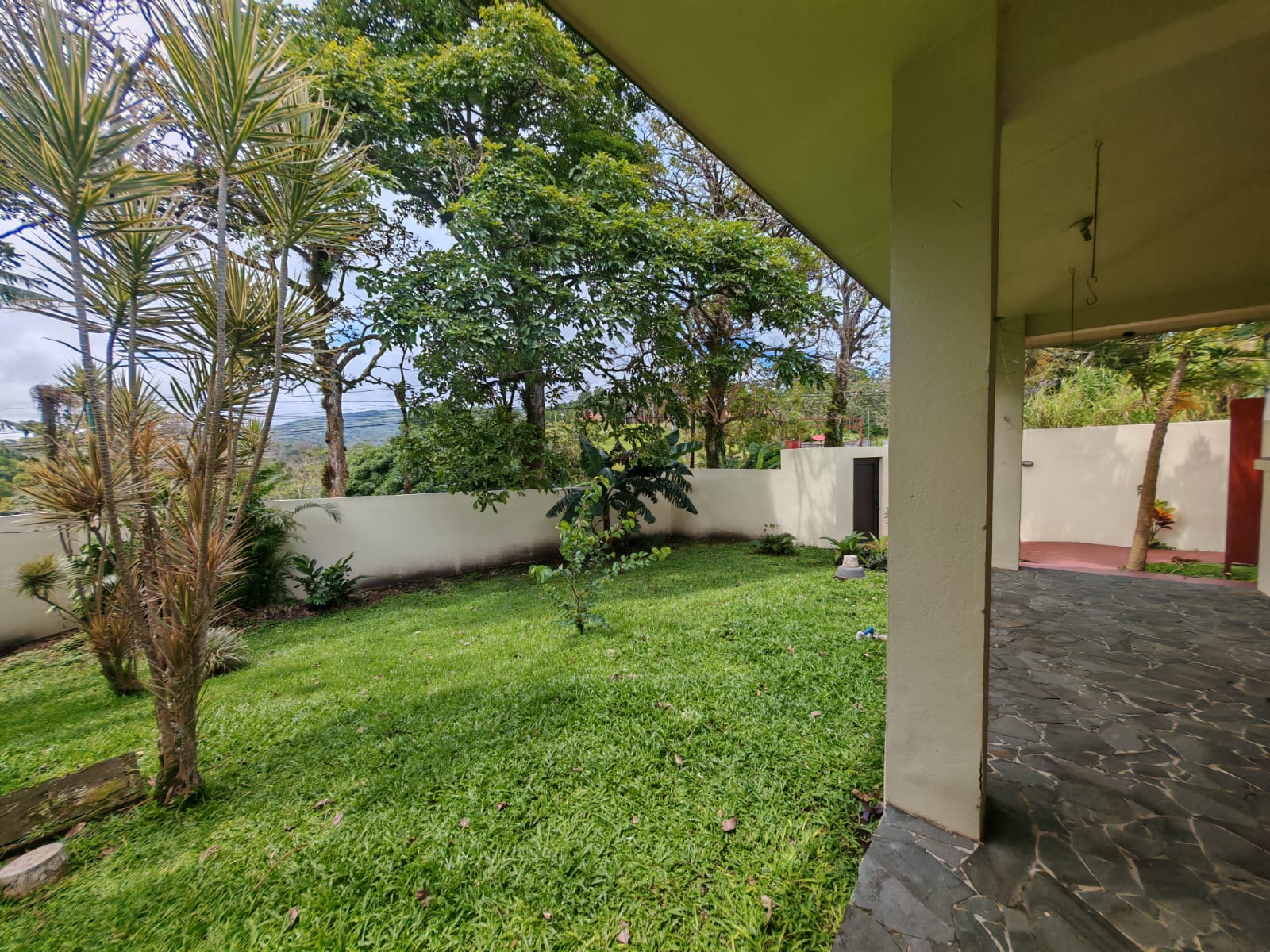 Charming 2BR Home + 1BR Casita on 1,000 m² Lot with Volcano & Lake Views photo 29