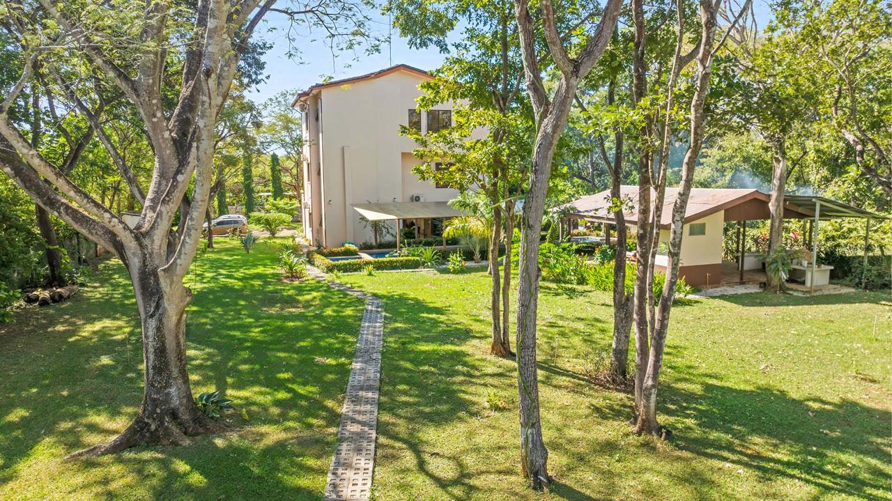 Beautiful 3-Story Property with 4 Apartments, Pool & Panoramic Comforts photo 47