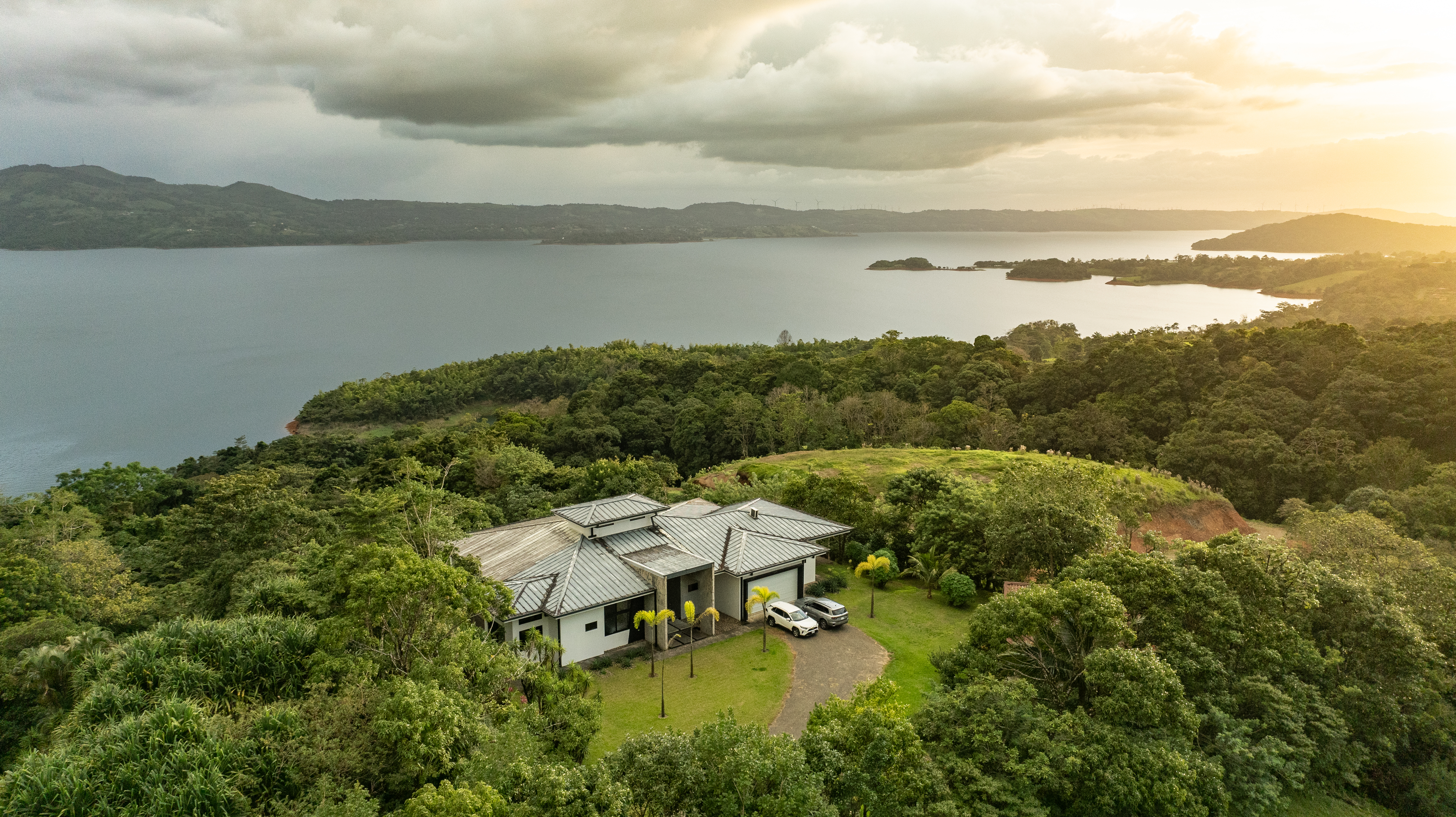 Luxury Home with 4 Bedrooms and Breathtaking Lake & Mountain Views photo 26