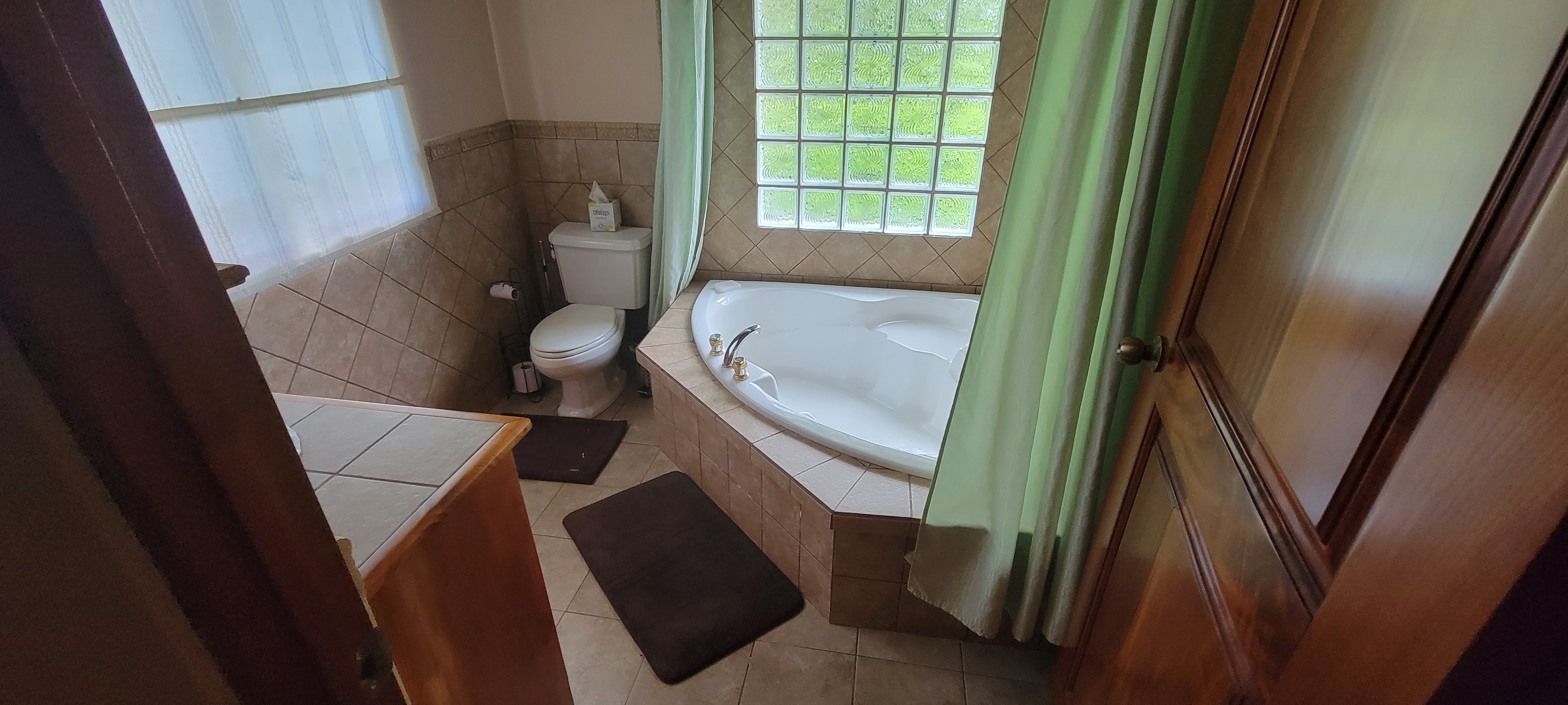 Beautiful 3 BD 2 BA Home in a 8 Acre Lot with Pool and Lake View photo 19