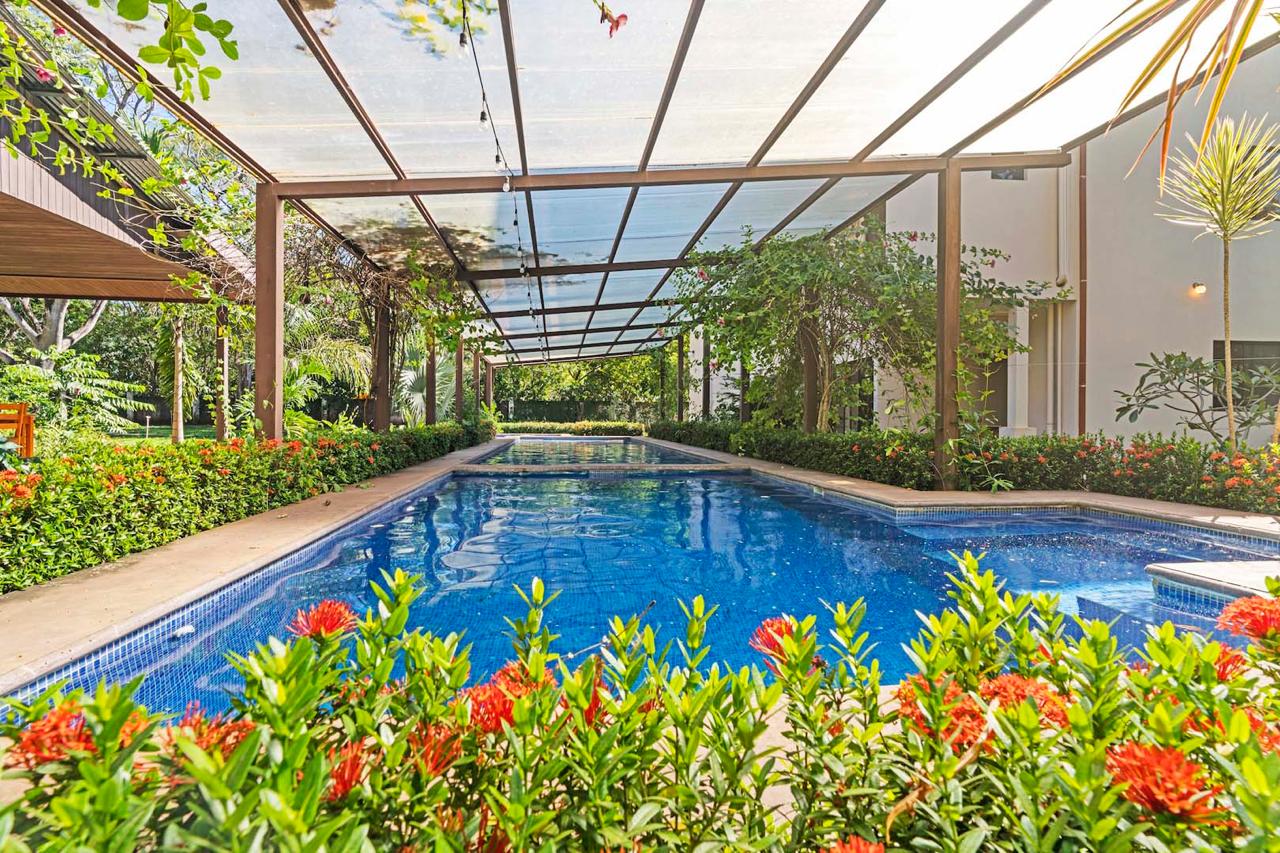 Beautiful 3-Story Property with 4 Apartments, Pool & Panoramic Comforts photo 7