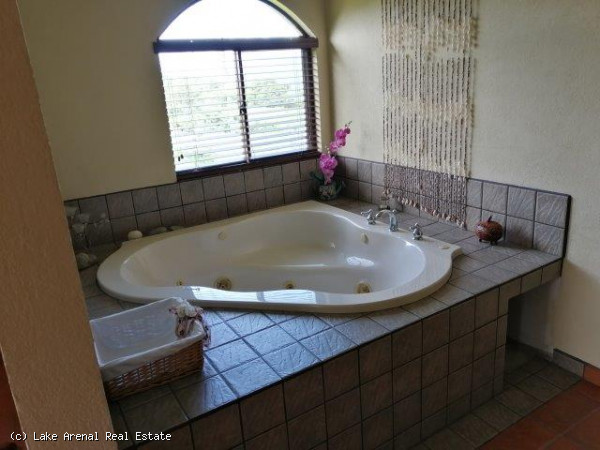 Luxury Manor with Far-reaching Lake Views In Nuevo Arenal photo 13