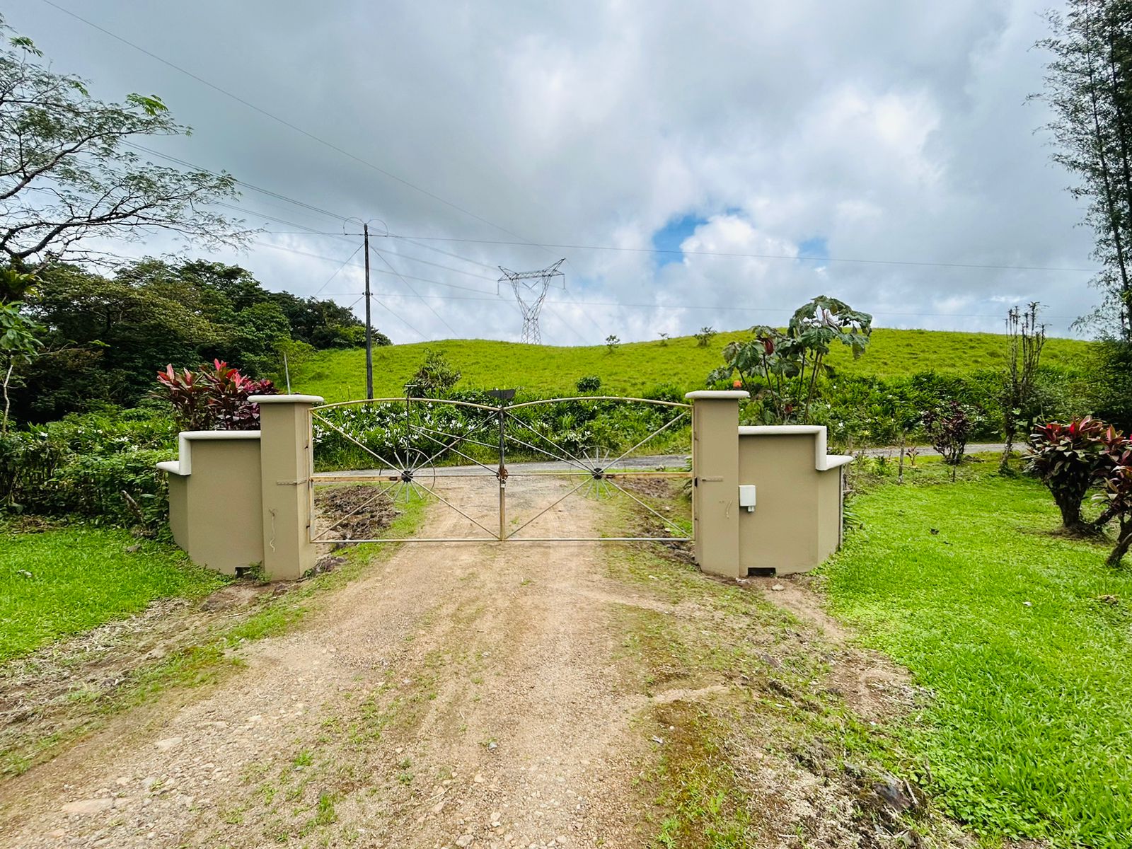 Furnished Loft Home with Jacuzzi and Panoramic Lake & Volcano Views photo 23