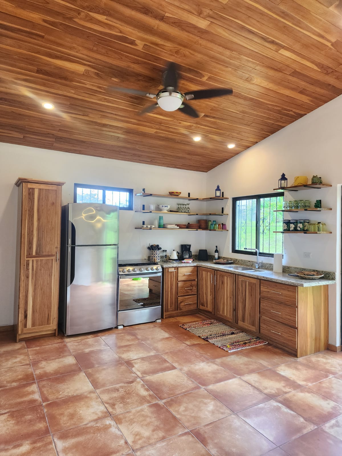 Spacious Home 3 BD 2.5 BA with Apartment, Pool, and Beautiful Views photo 8