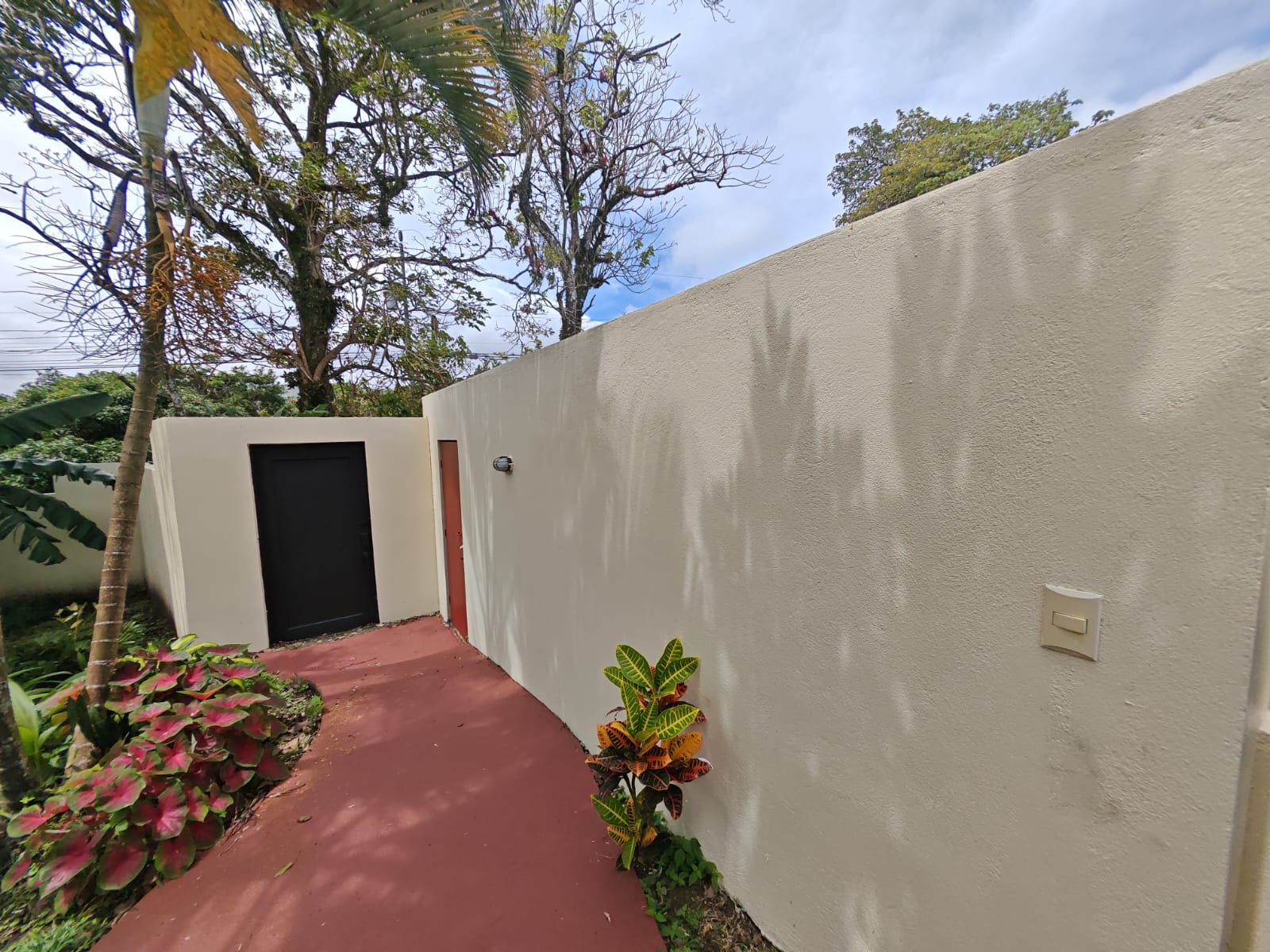 Charming 2BR Home + 1BR Casita on 1,000 m² Lot with Volcano & Lake Views photo 34