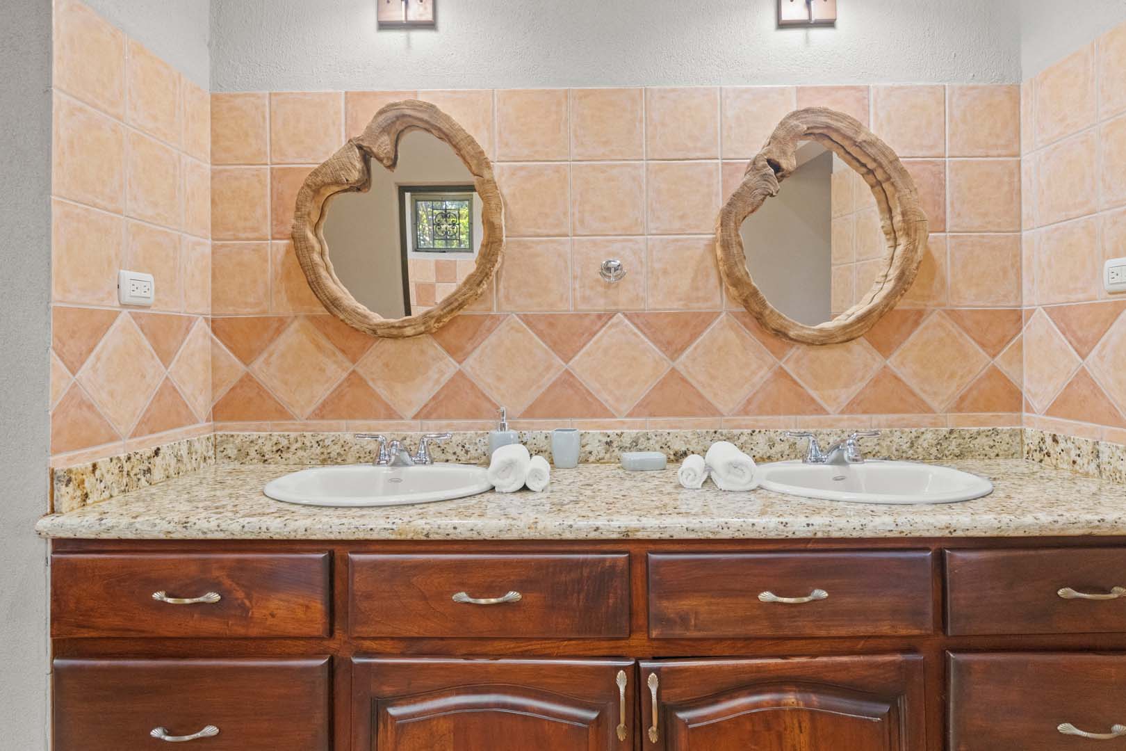 Luxury Home w/ Stunning Mountain Views on a 10,000 m² Estate photo 23