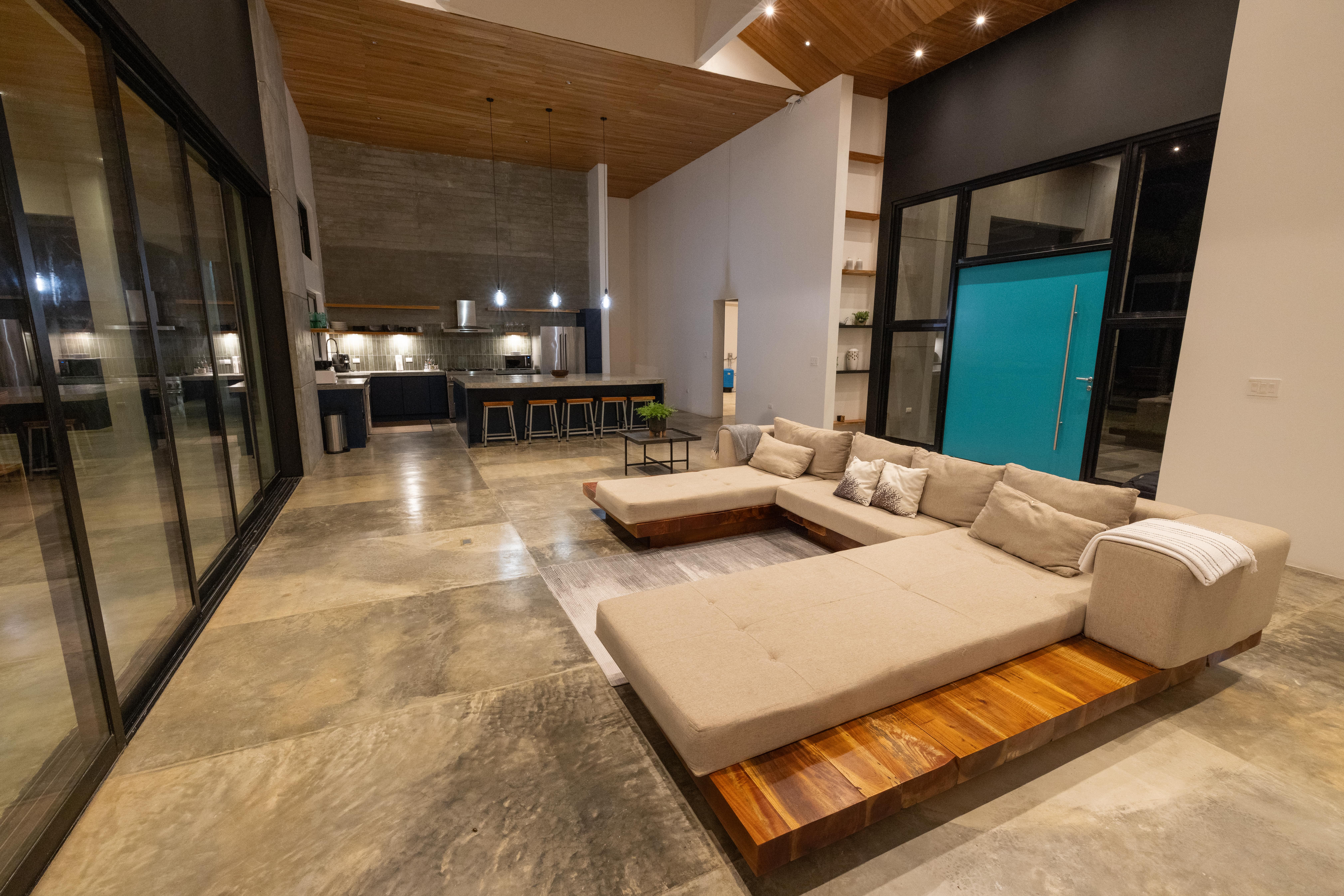 Luxury Home with 4 Bedrooms and Breathtaking Lake & Mountain Views photo 9