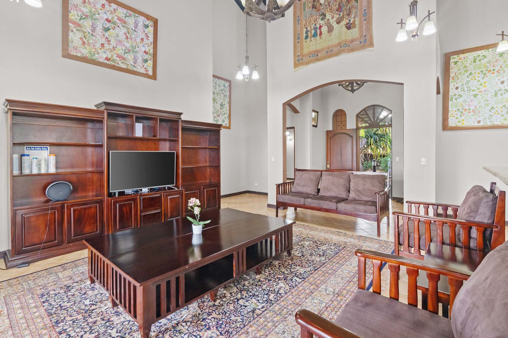 Luxury Home w/ Stunning Mountain Views on a 10,000 m² Estate photo 6