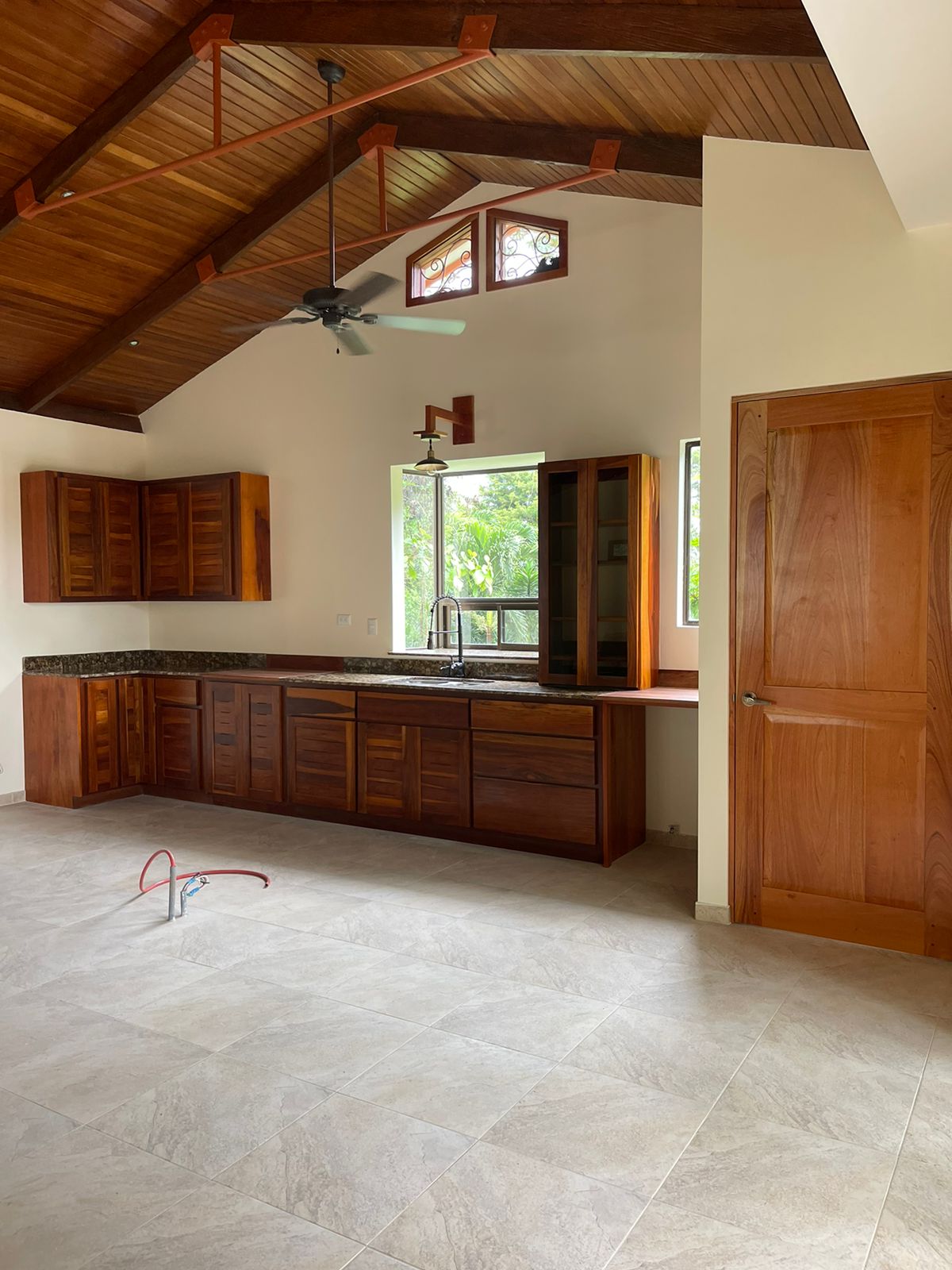 Charming 132 m² Home on 5,000 m² Lot w/ Creek in a Gated Community photo 9