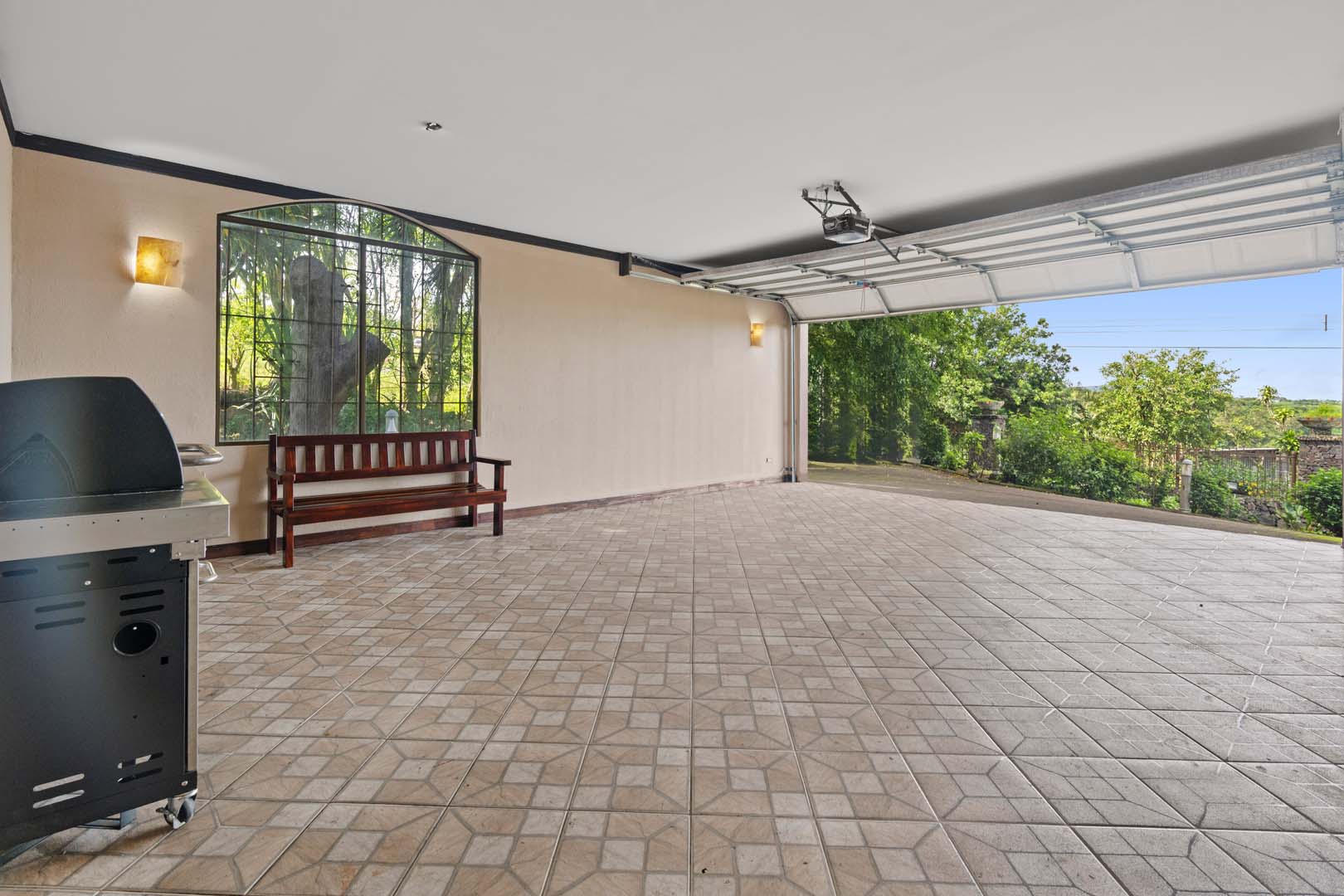 Luxury Home w/ Stunning Mountain Views on a 10,000 m² Estate photo 30