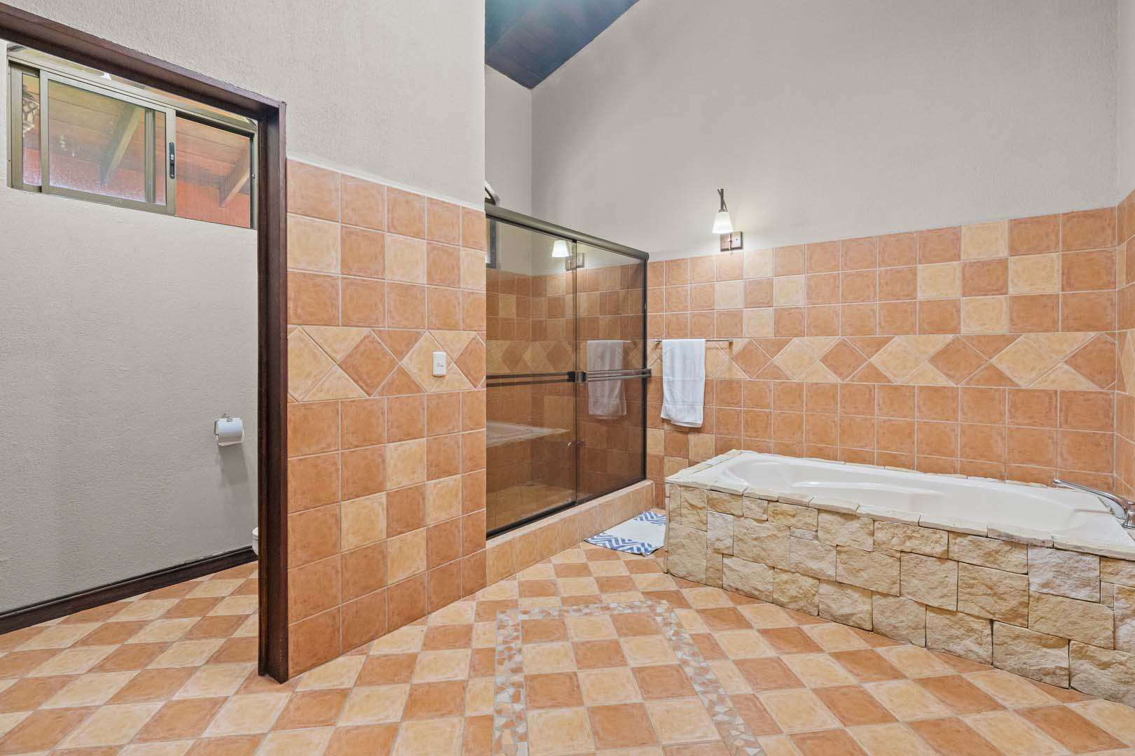 Luxury Home w/ Stunning Mountain Views on a 10,000 m² Estate photo 19