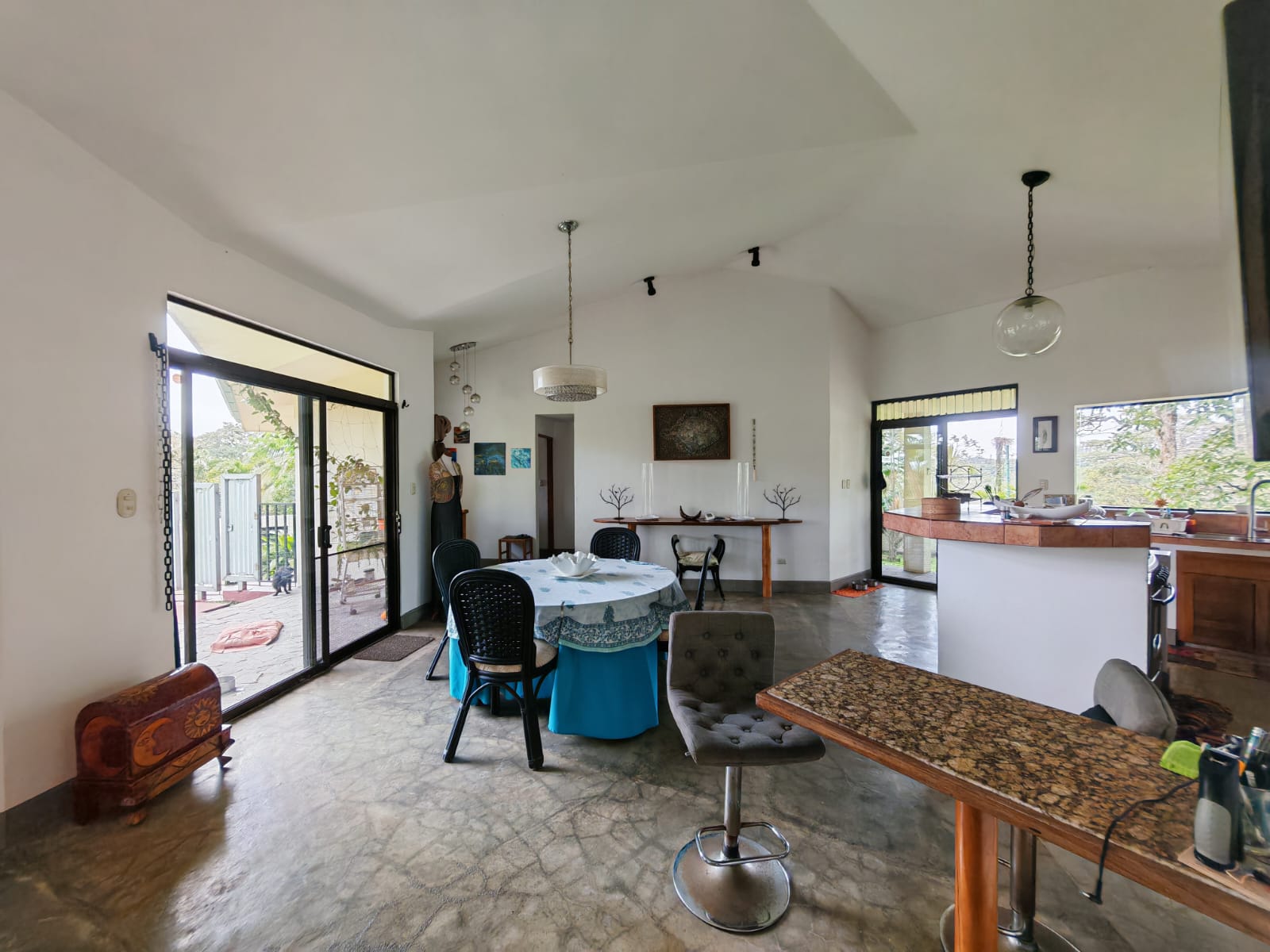 Charming 2BR Home + 1BR Casita on 1,000 m² Lot with Volcano & Lake Views photo 7