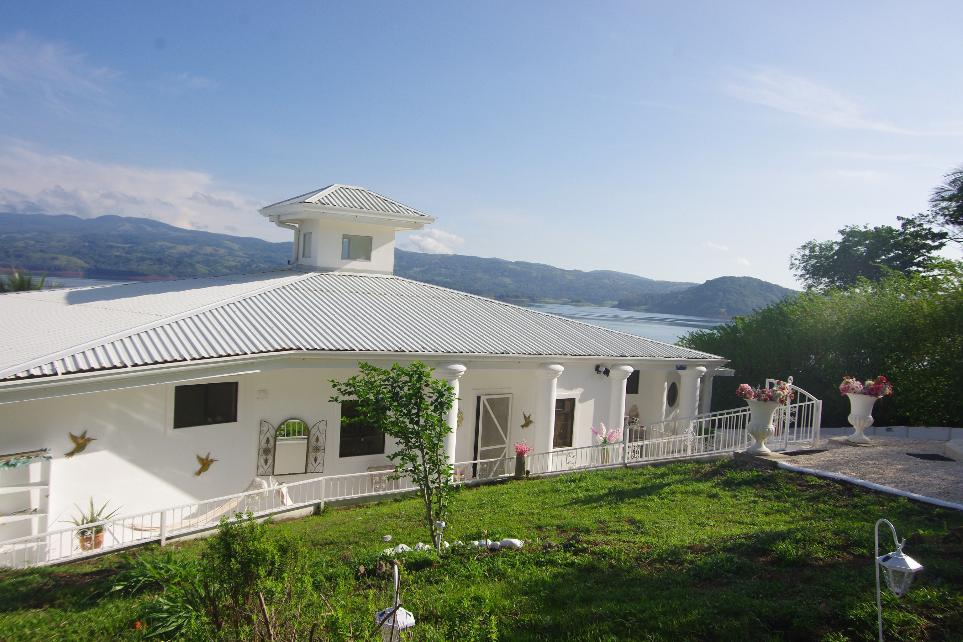 Luxury 7.41 Acre Estate 13 BD 10 BA w/ beautiful views of Lake Arenal & the Volcano  photo 7