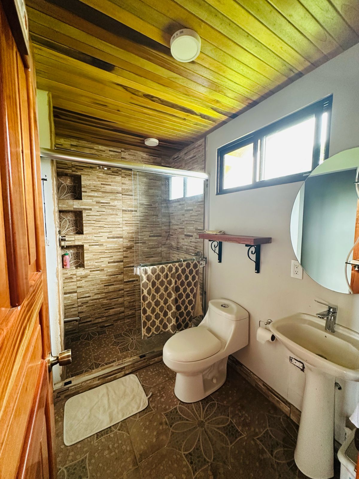 Newly 1 Bedroom 2 Bathroom Home with Lake and Volcano View  photo 14