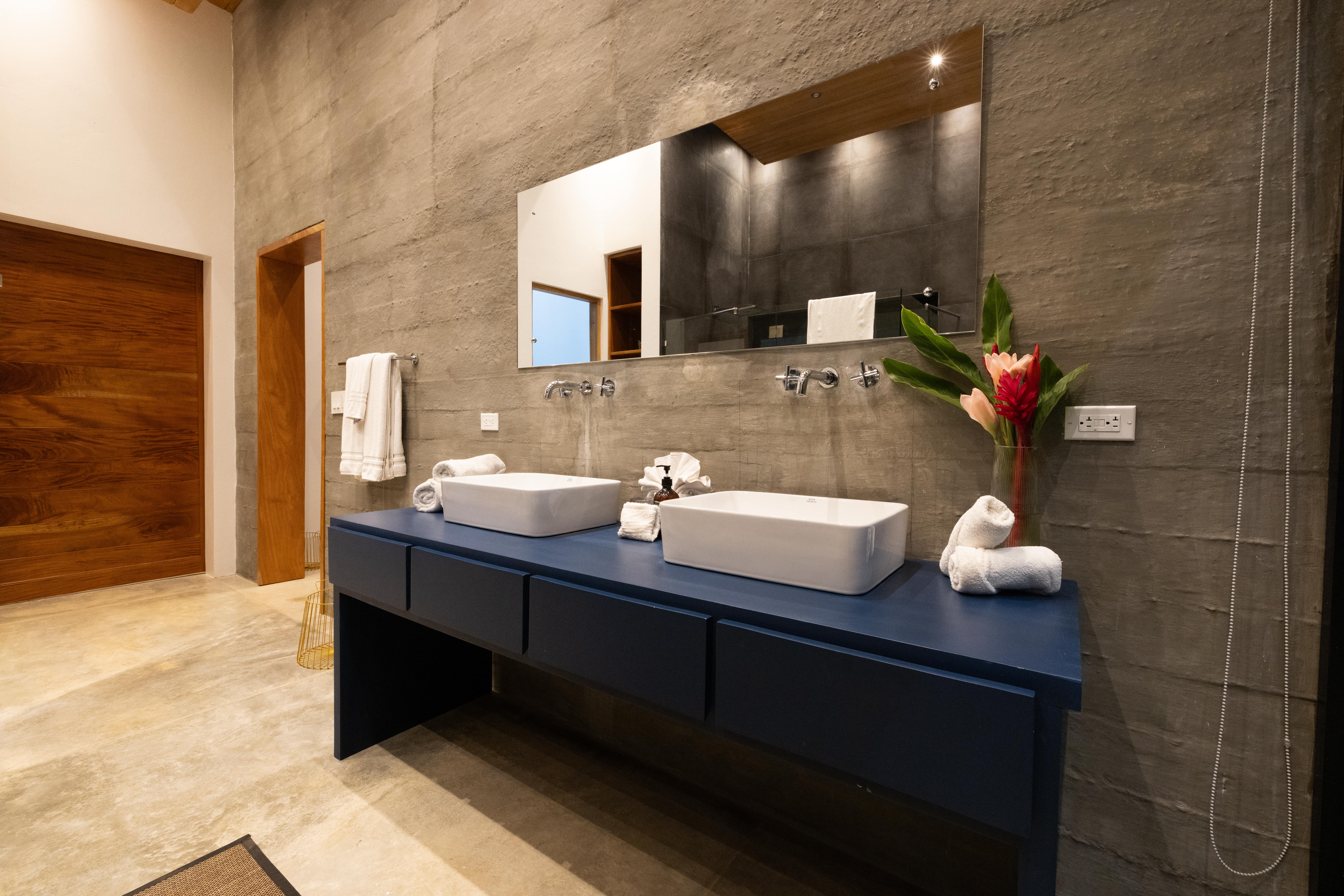 Luxury Home with 4 Bedrooms and Breathtaking Lake & Mountain Views photo 17