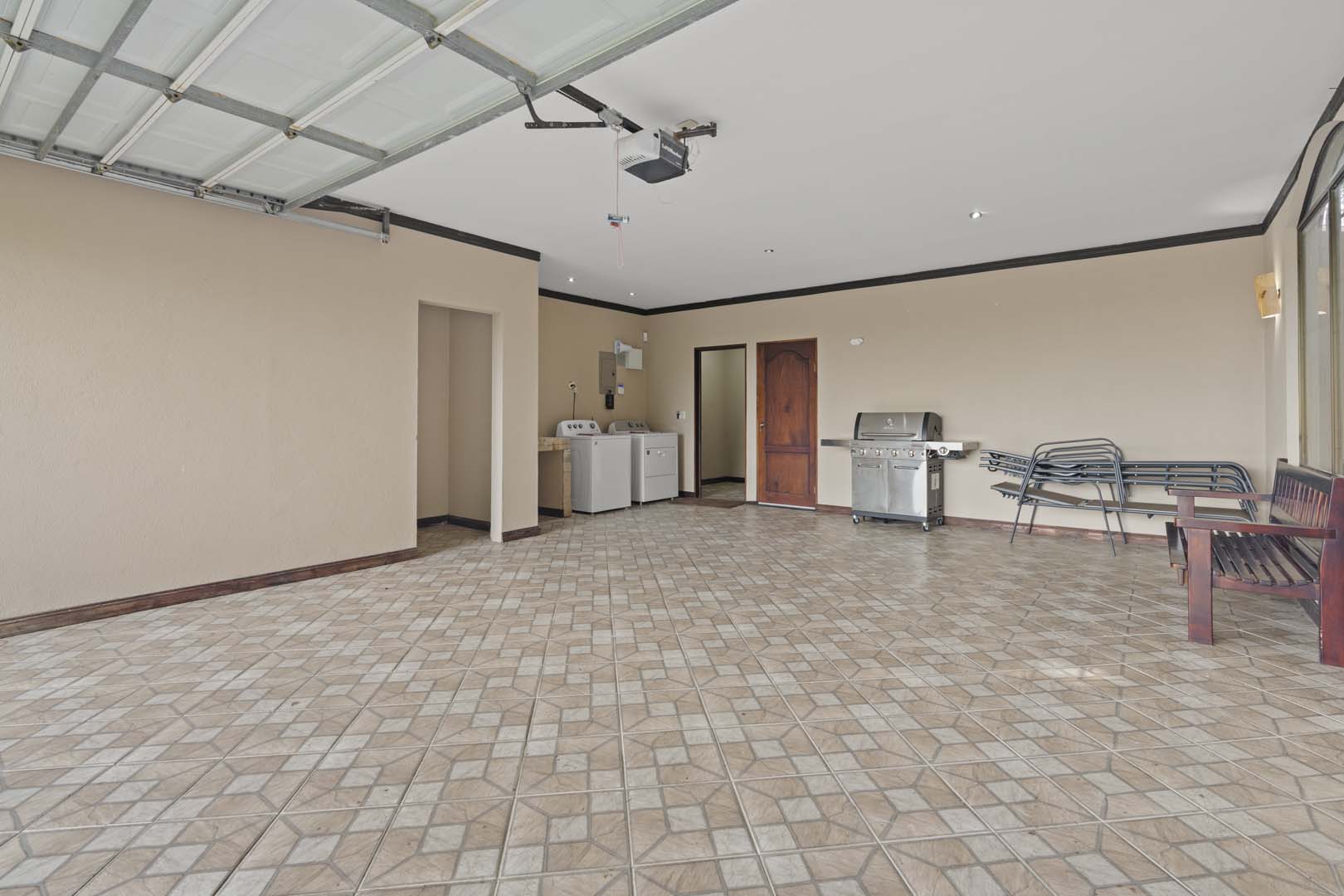 Luxury Home w/ Stunning Mountain Views on a 10,000 m² Estate photo 31