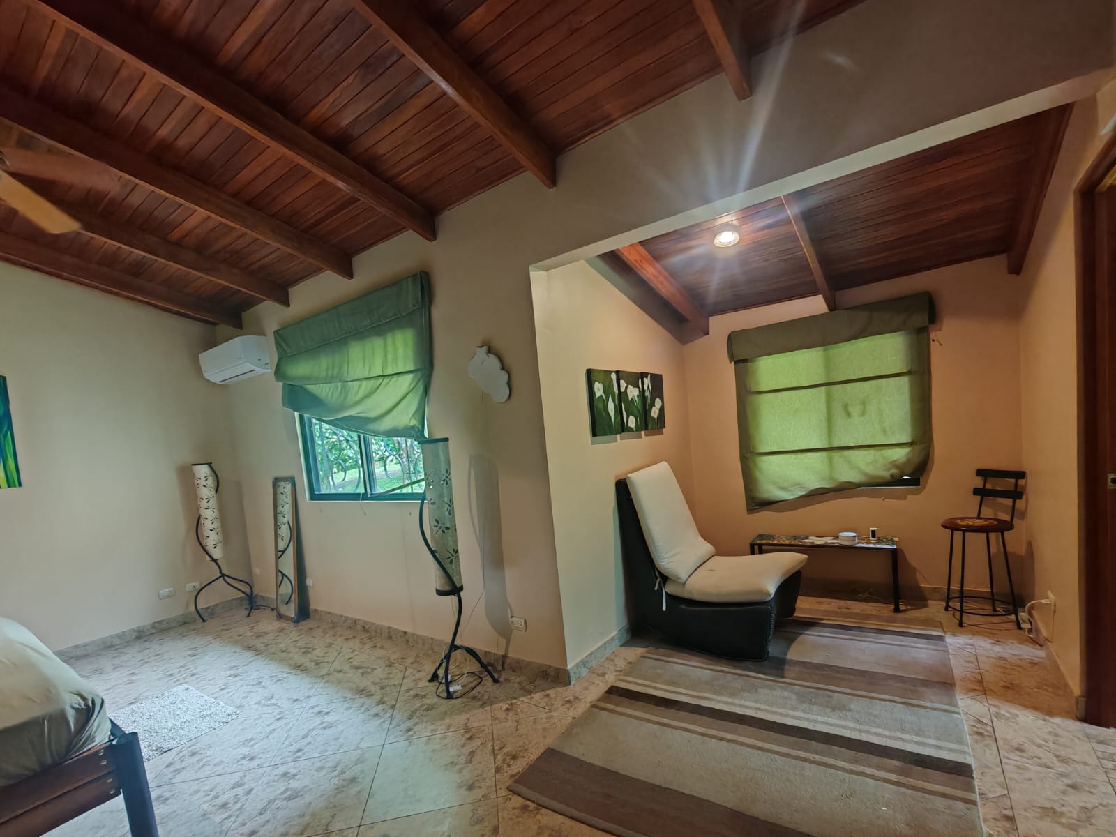 Beautiful 3 BD 2 BA Home in a 8 Acre Lot with Pool and Lake View photo 15