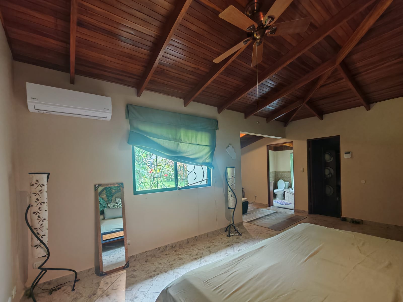 Beautiful 3 BD 2 BA Home in a 8 Acre Lot with Pool and Lake View photo 12