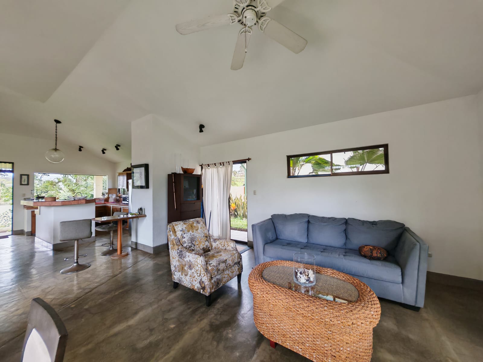 Charming 2BR Home + 1BR Casita on 1,000 m² Lot with Volcano & Lake Views photo 11