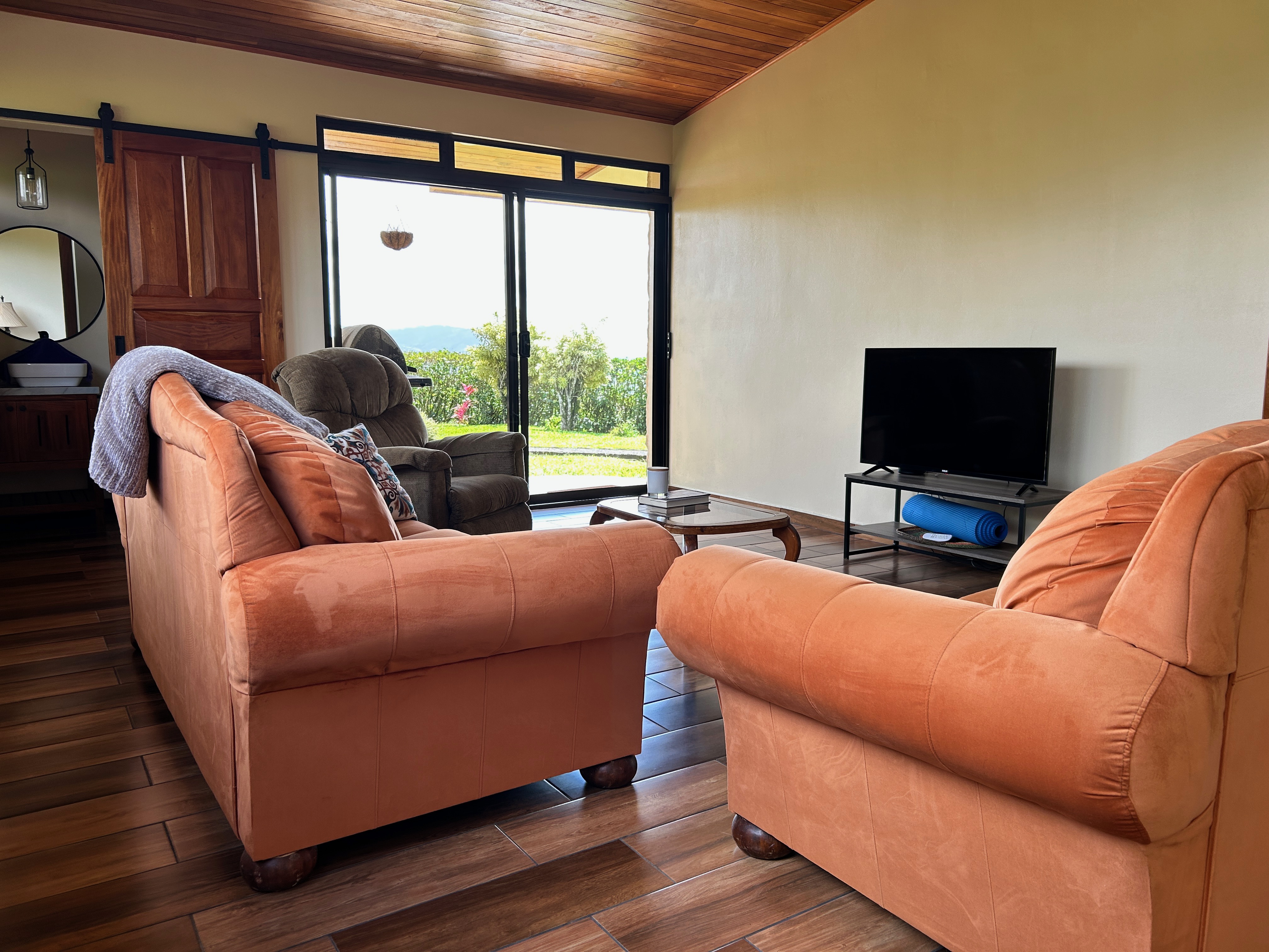 Charming 3-Bedroom Home with Guest House & Stunning Lake Arenal Views  photo 9