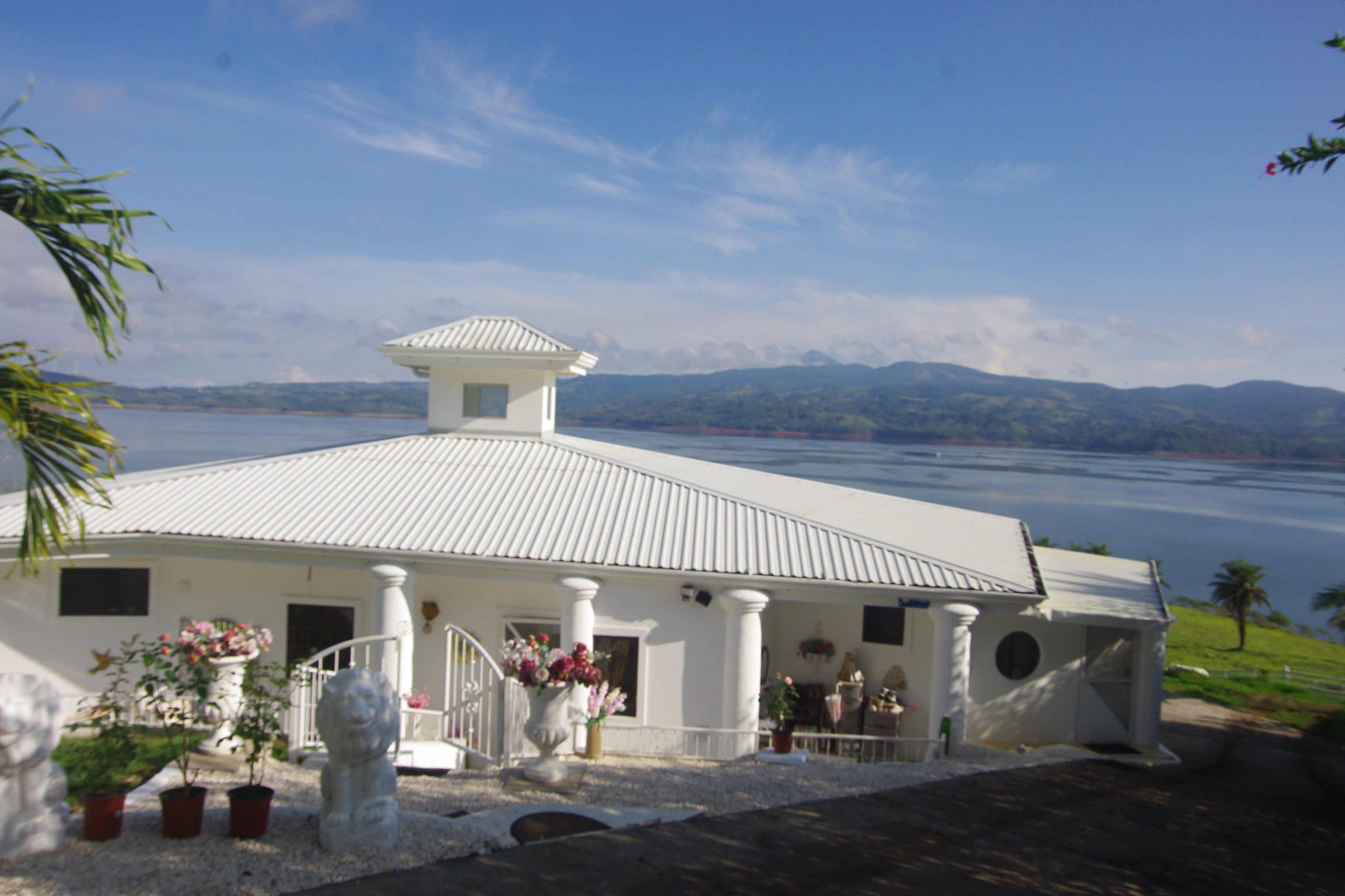 Luxury 7.41 Acre Estate 13 BD 10 BA w/ beautiful views of Lake Arenal & the Volcano  photo 6