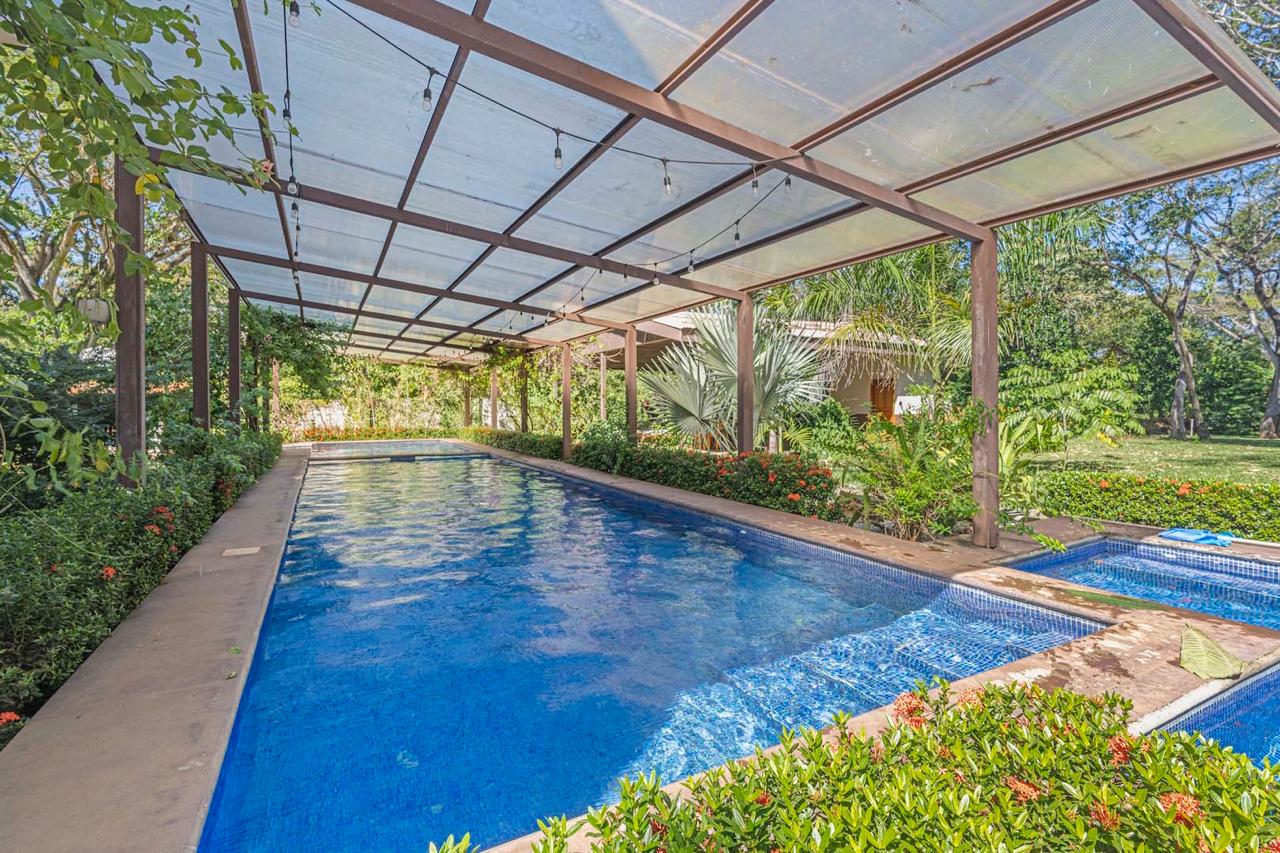 Beautiful 3-Story Property with 4 Apartments, Pool & Panoramic Comforts photo 8