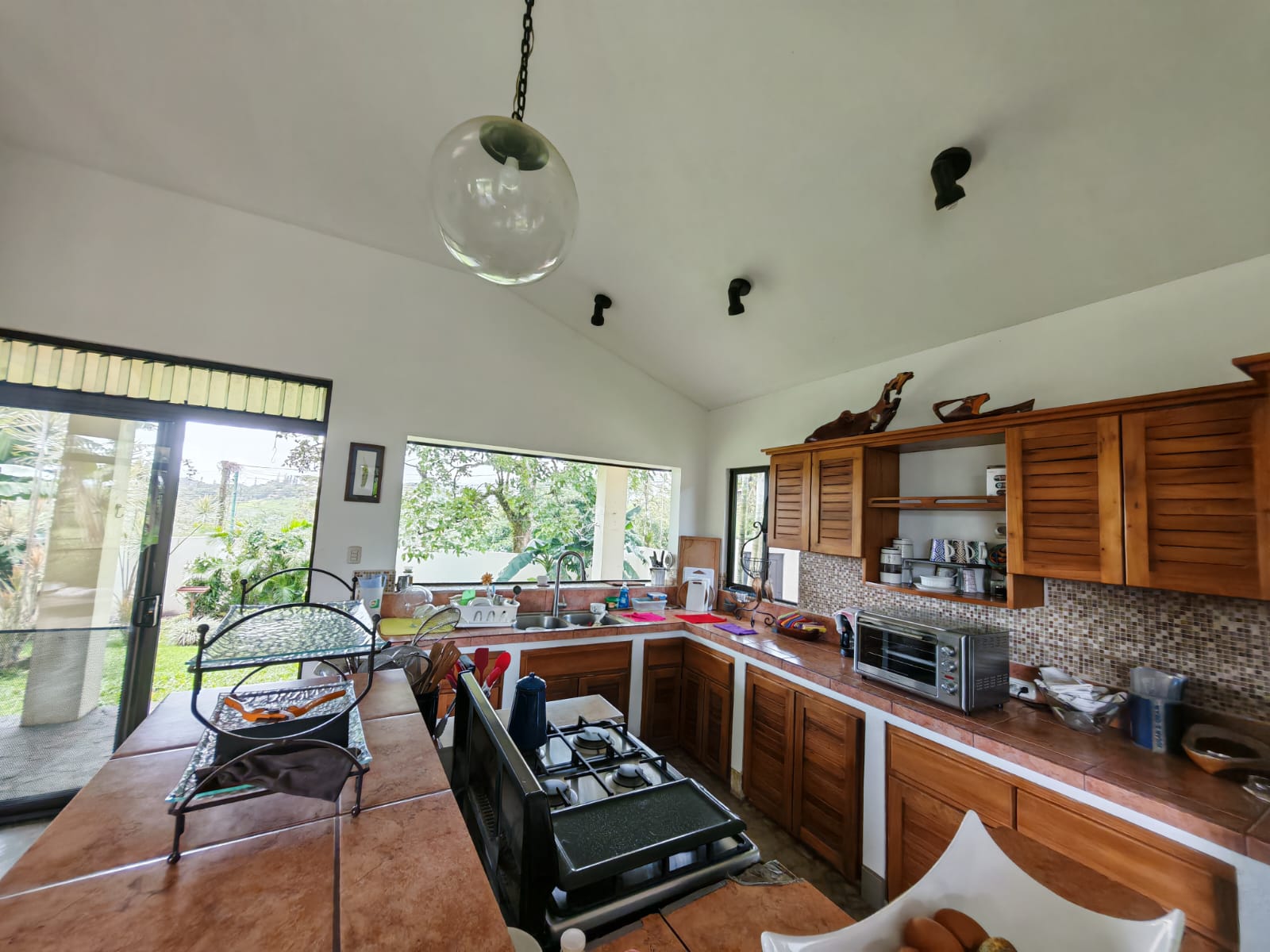Charming 2BR Home + 1BR Casita on 1,000 m² Lot with Volcano & Lake Views photo 13