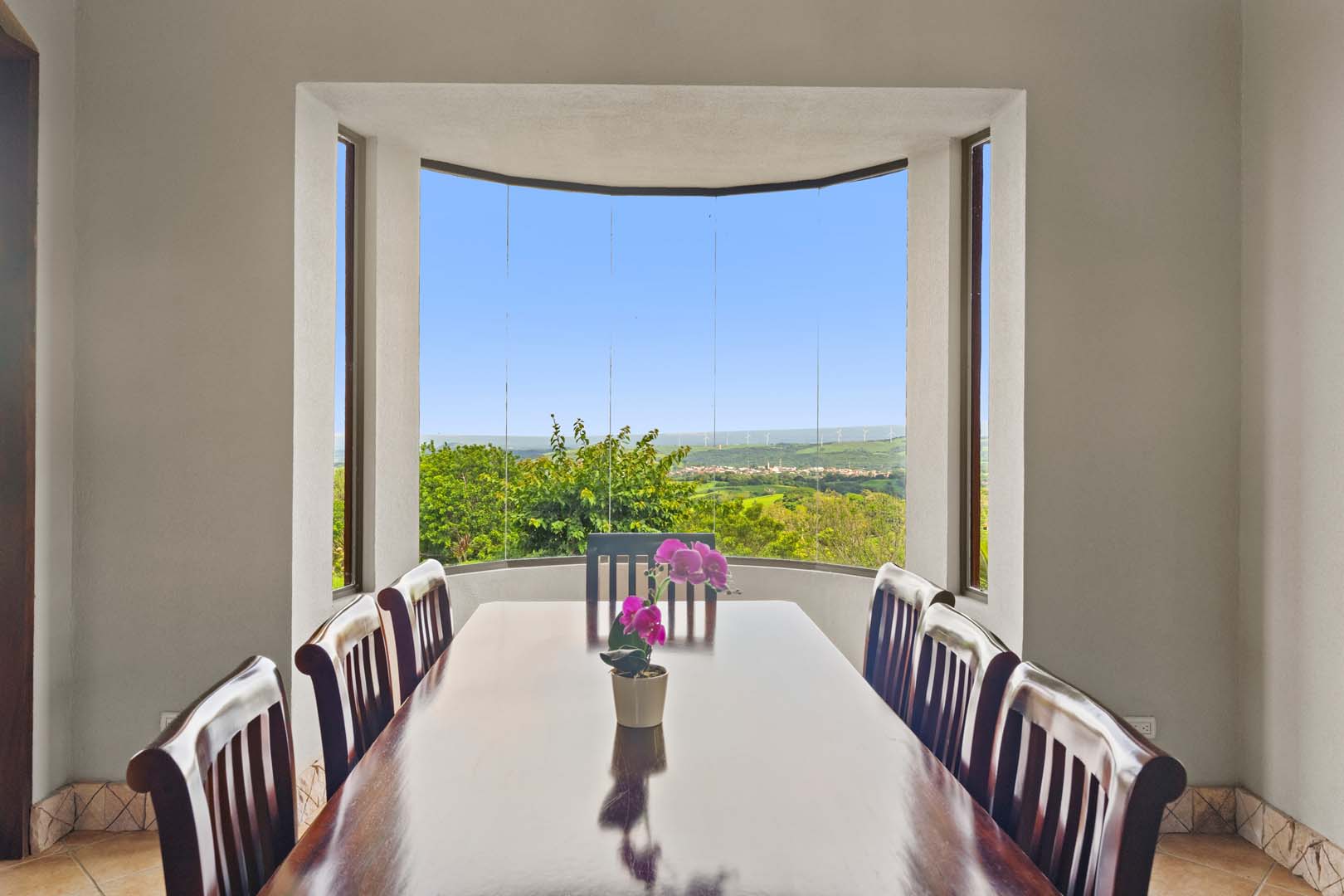 Luxury Home w/ Stunning Mountain Views on a 10,000 m² Estate photo 12