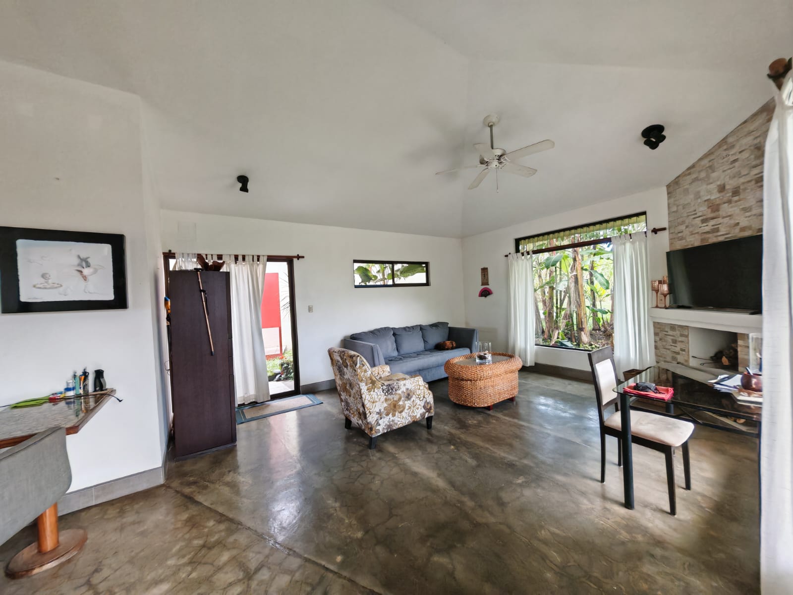 Charming 2BR Home + 1BR Casita on 1,000 m² Lot with Volcano & Lake Views photo 9