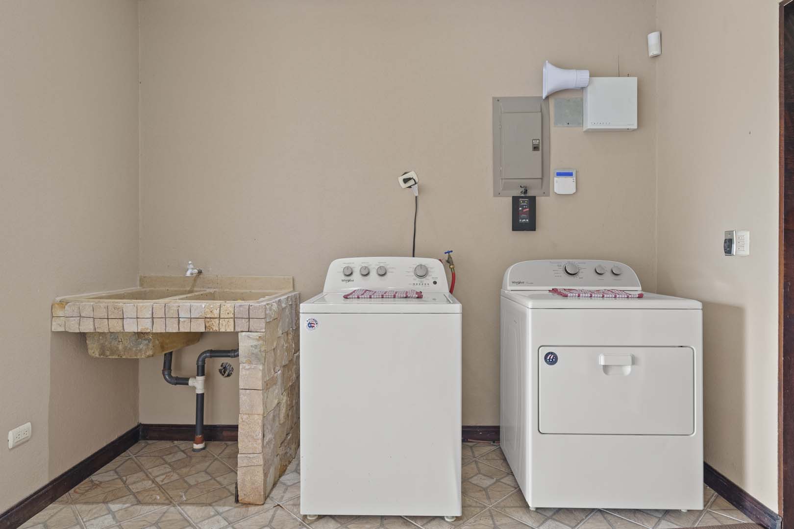 Luxury Home w/ Stunning Mountain Views on a 10,000 m² Estate photo 32