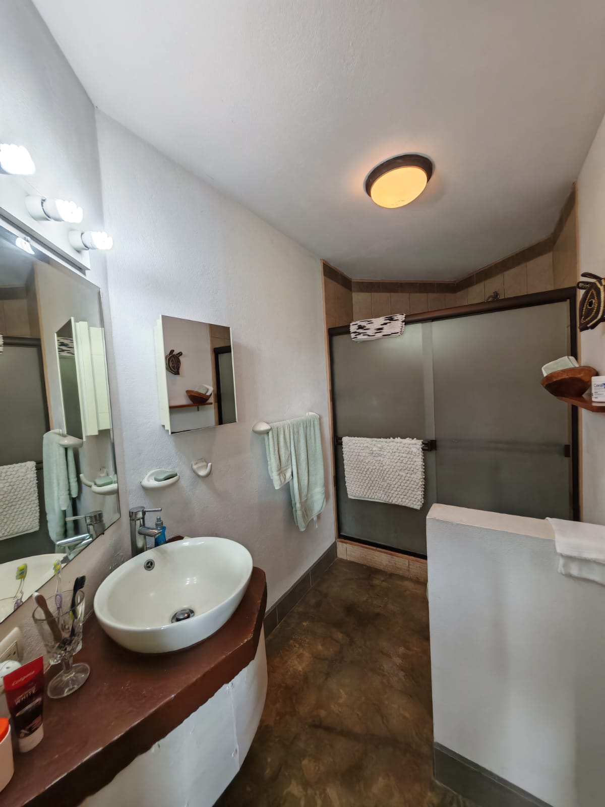 Charming 2BR Home + 1BR Casita on 1,000 m² Lot with Volcano & Lake Views photo 22