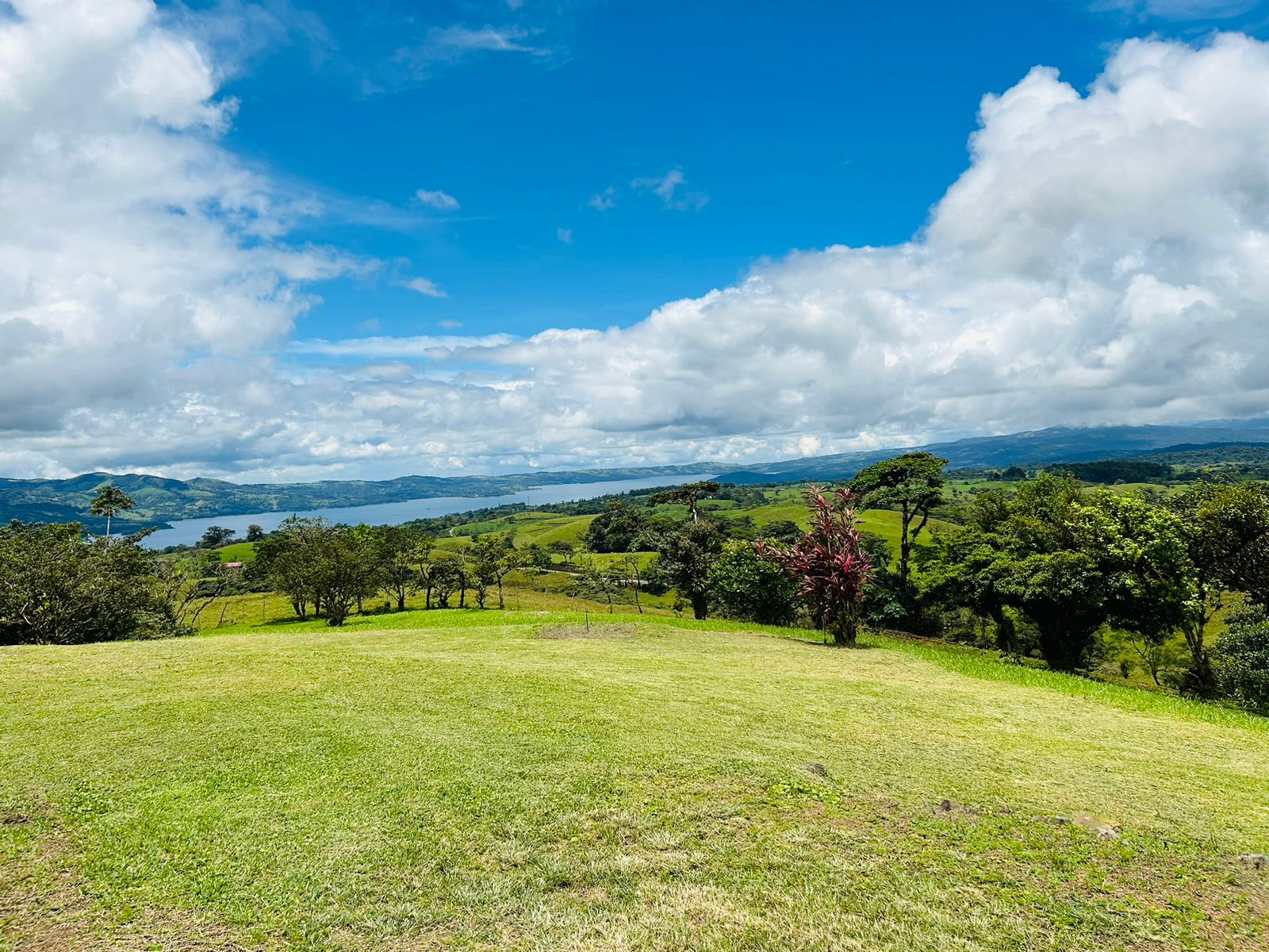 Furnished Loft Home with Jacuzzi and Panoramic Lake & Volcano Views photo 29