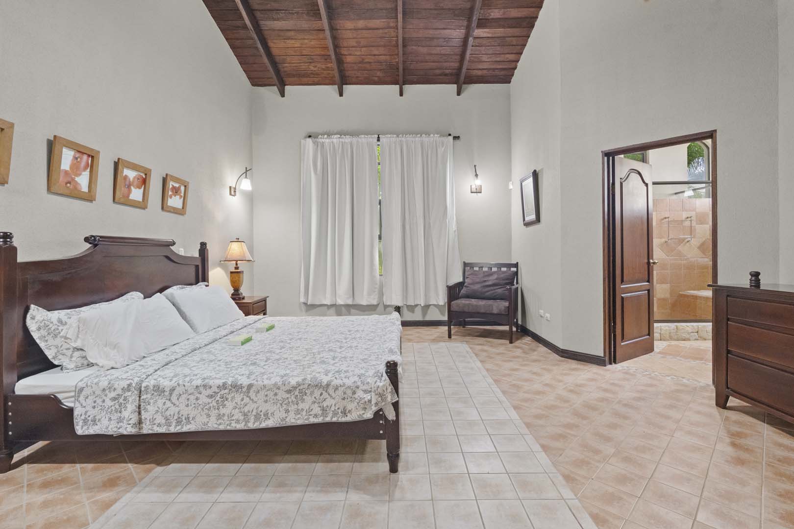 Luxury Home w/ Stunning Mountain Views on a 10,000 m² Estate photo 16