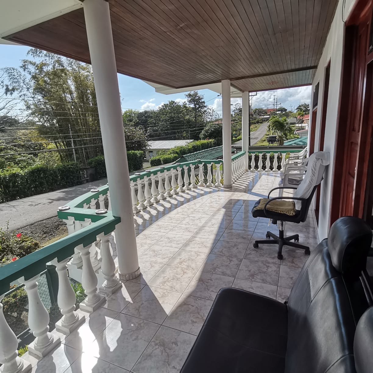 Lovely 2  Story Home + 2 Rental Cabins near Downtown Nuevo Arenal photo 22