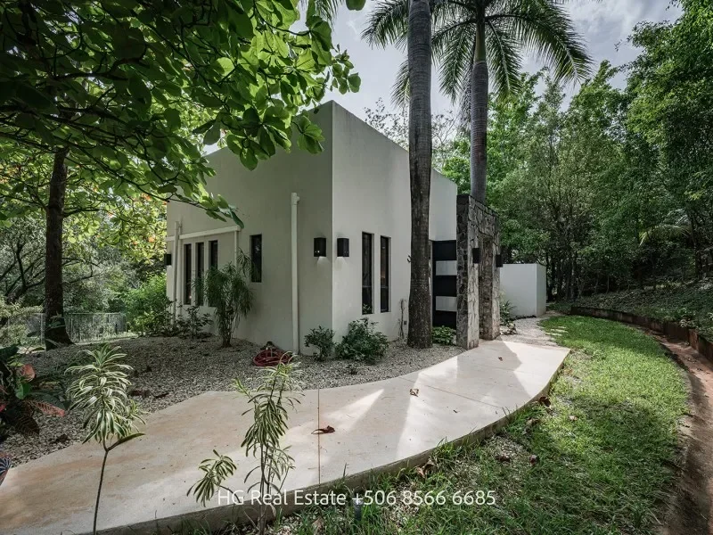 Casa Villa Blanca – 3 Bedroom House and Guest House Built Upon 5042m2 Lot in Villareal