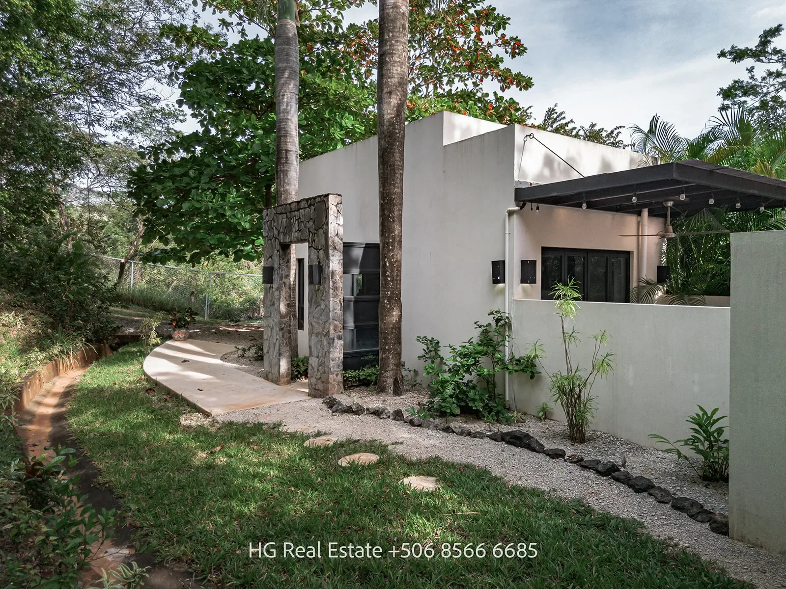 Casa Villa Blanca – 3 Bedroom House and Guest House Built Upon 5042m2 Lot in Villareal