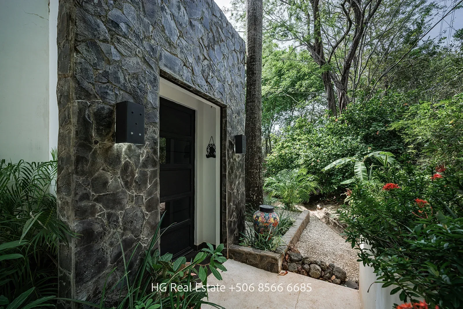 Casa Villa Blanca – 3 Bedroom House and Guest House Built Upon 5042m2 Lot in Villareal