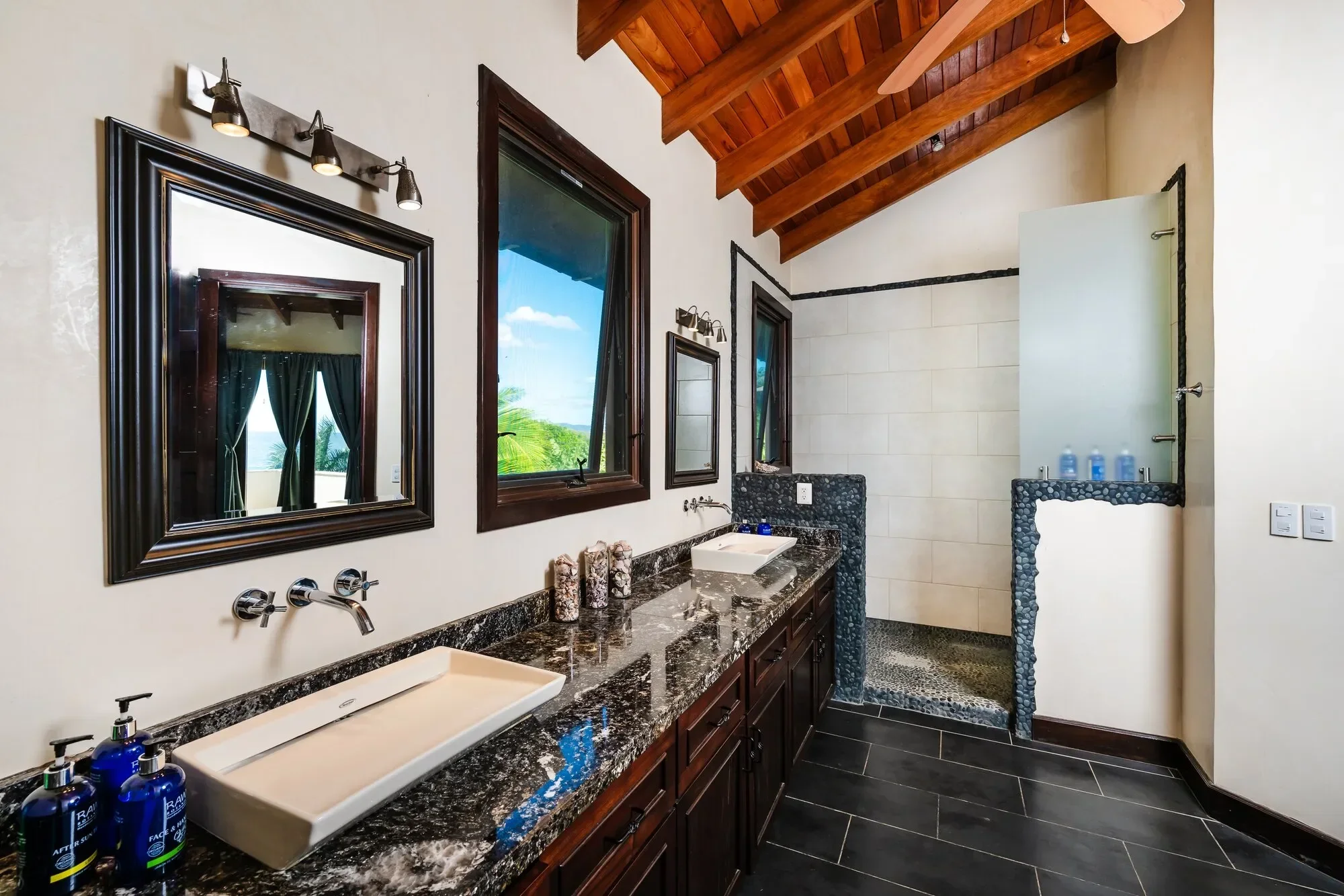 Welcome to Villa Esperanza: A Beachfront Oasis in Playa Negra for Sale photo 17